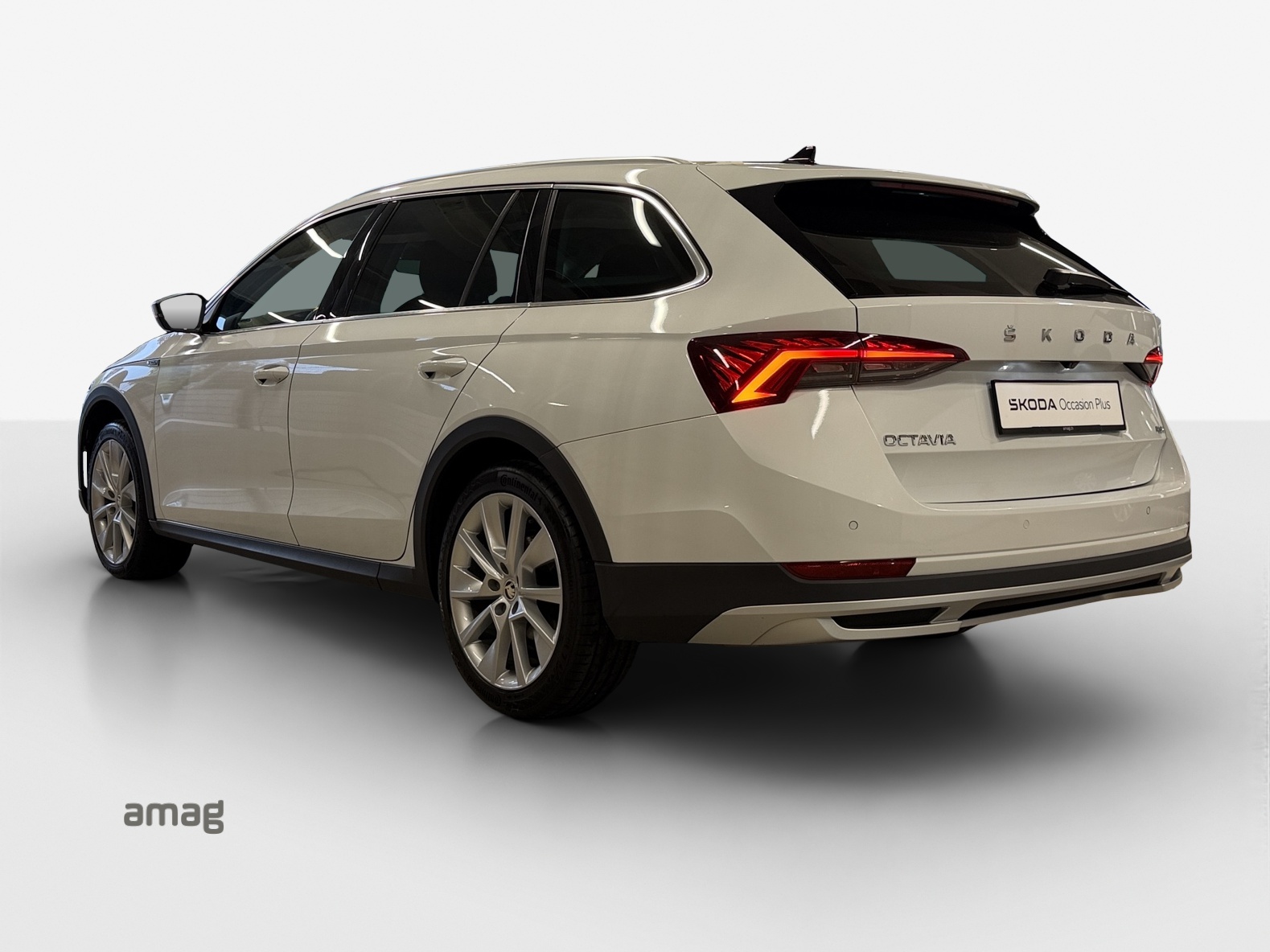 SKODA Octavia Combi 2.0 TDI DSG Scout 4x4-showroom-element-2