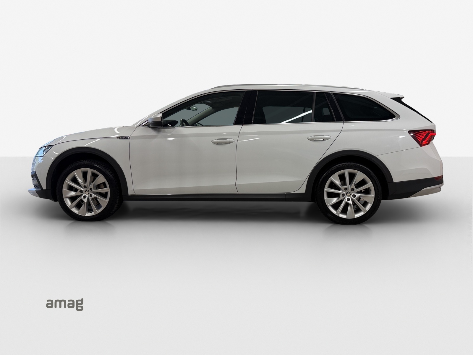 SKODA Octavia Combi 2.0 TDI DSG Scout 4x4-showroom-element-1