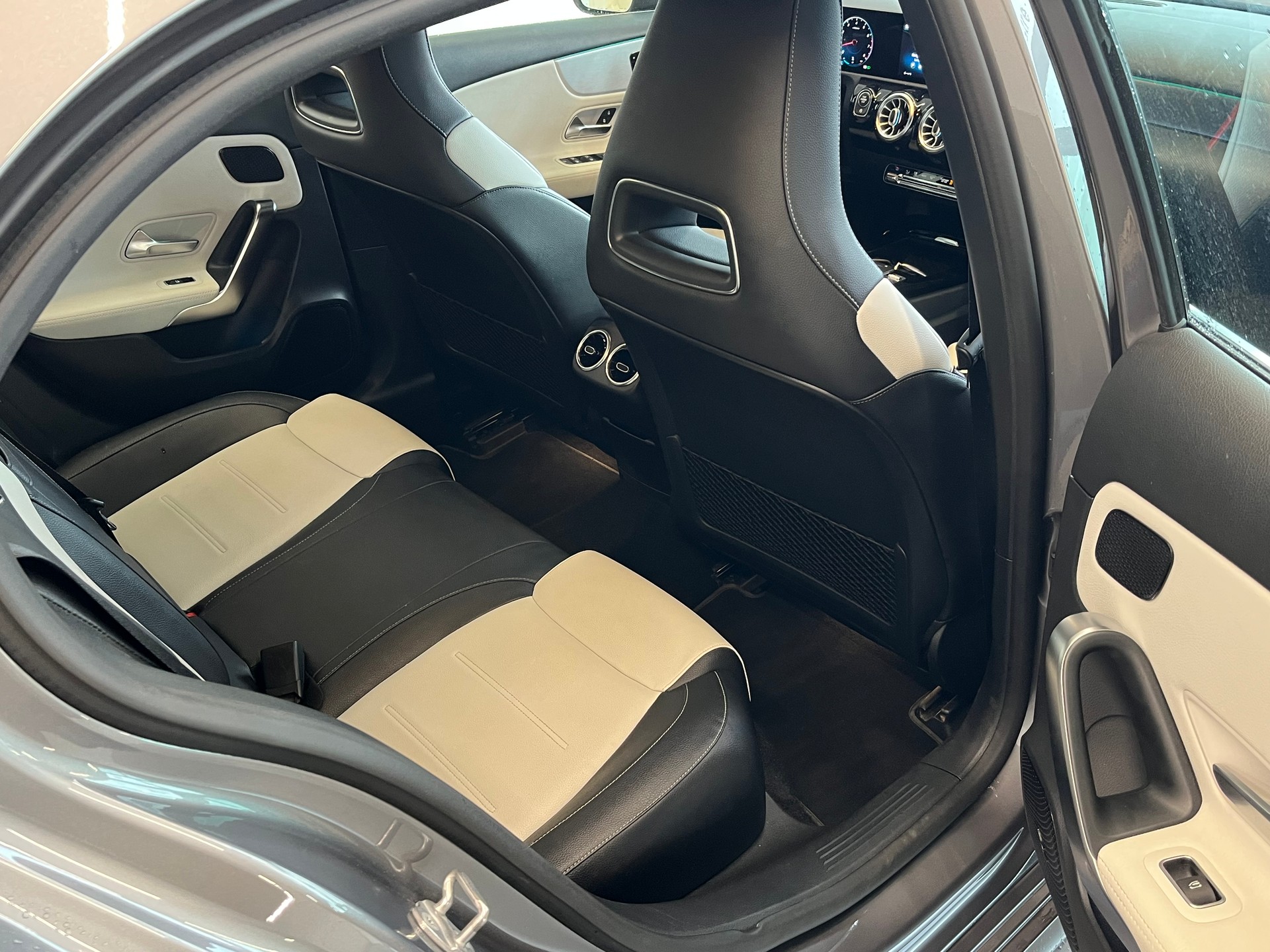 MERCEDES-BENZ A 220 AMG Line 7G-DCT 4Matic-image-9