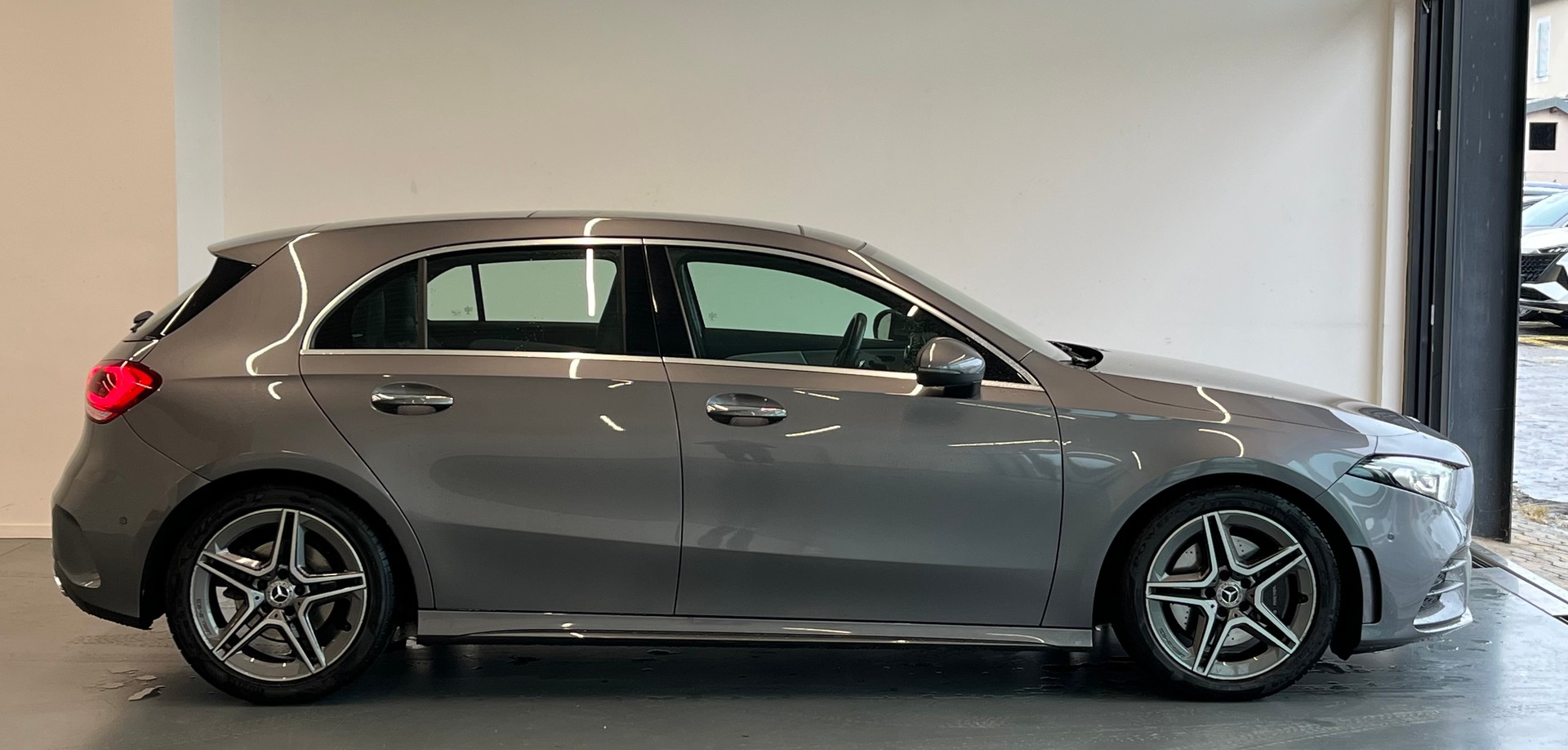 MERCEDES-BENZ A 220 AMG Line 7G-DCT 4Matic-image-3