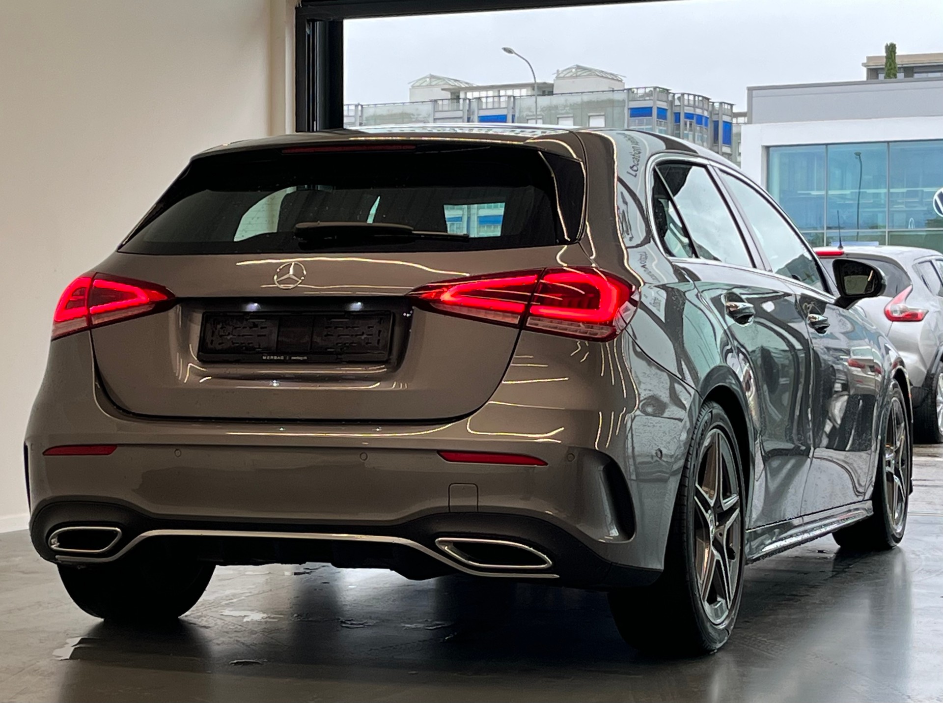 MERCEDES-BENZ A 220 AMG Line 7G-DCT 4Matic-image-4