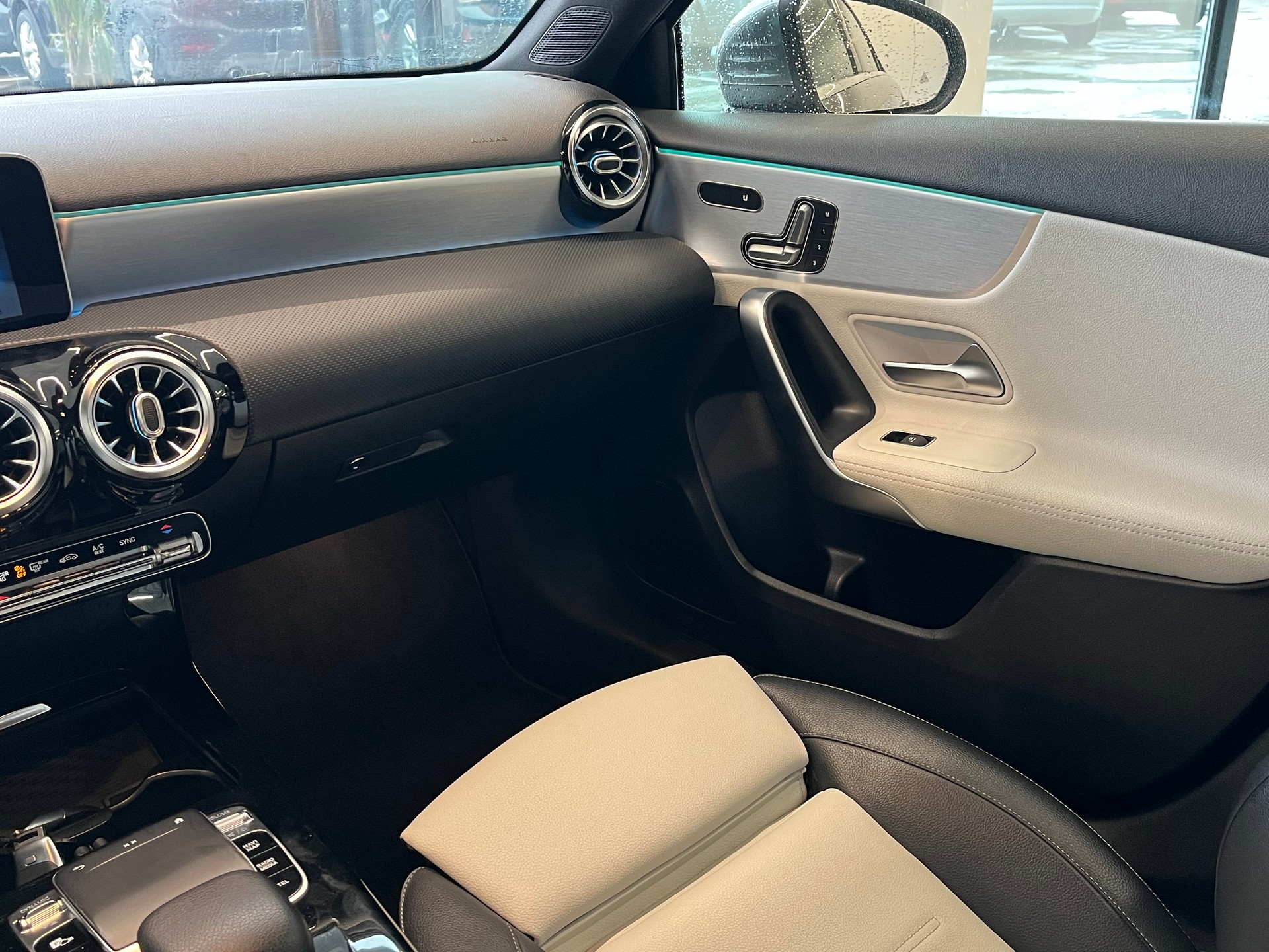MERCEDES-BENZ A 220 AMG Line 7G-DCT 4Matic-image-11