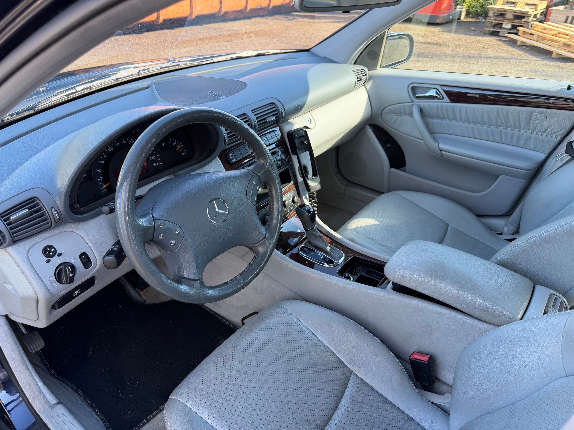 MERCEDES-BENZ C 320-image-5