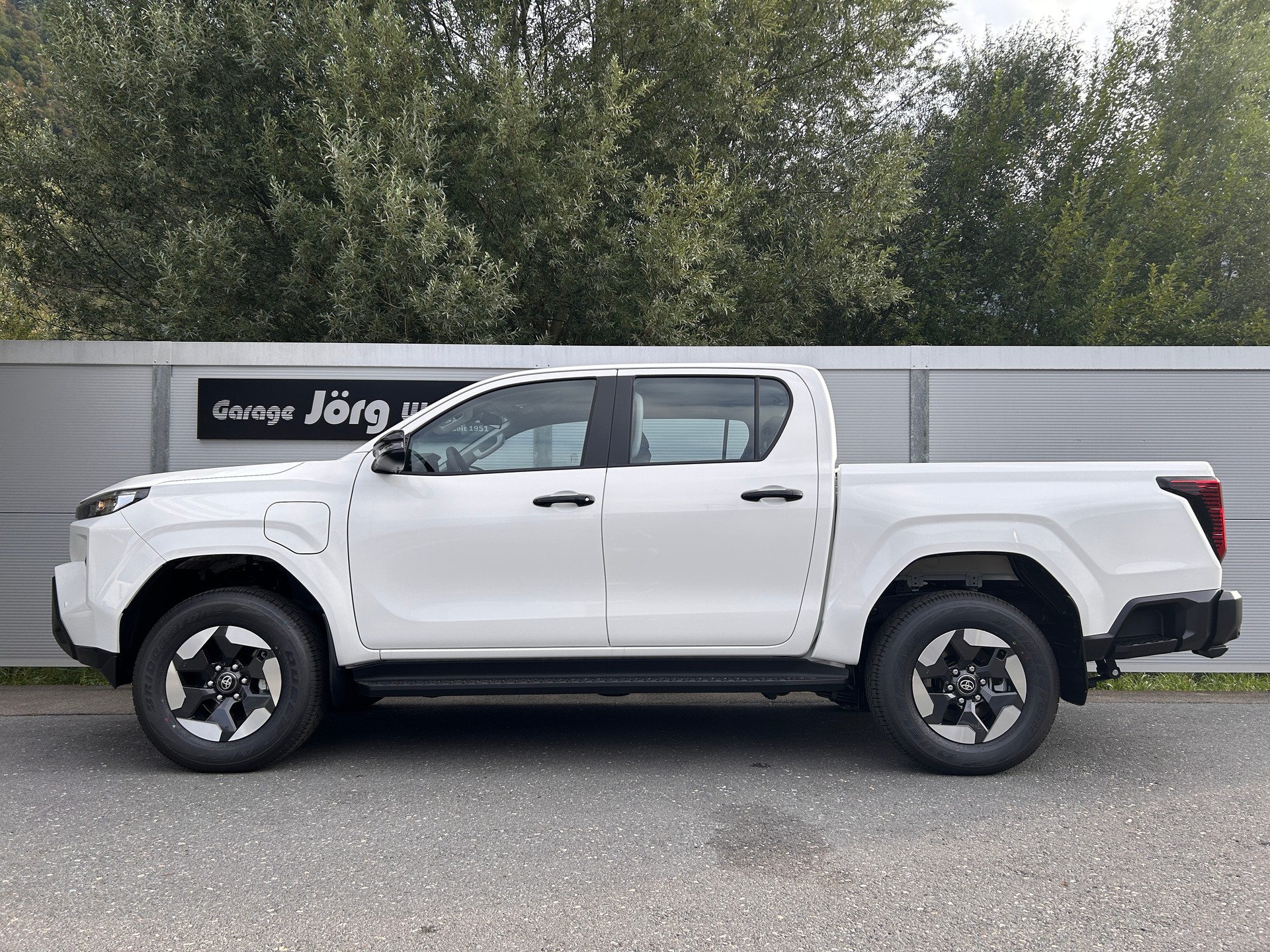 TOYOTA Hilux BEV 59.2 kWh Comfort Double Cab AWD-image-2