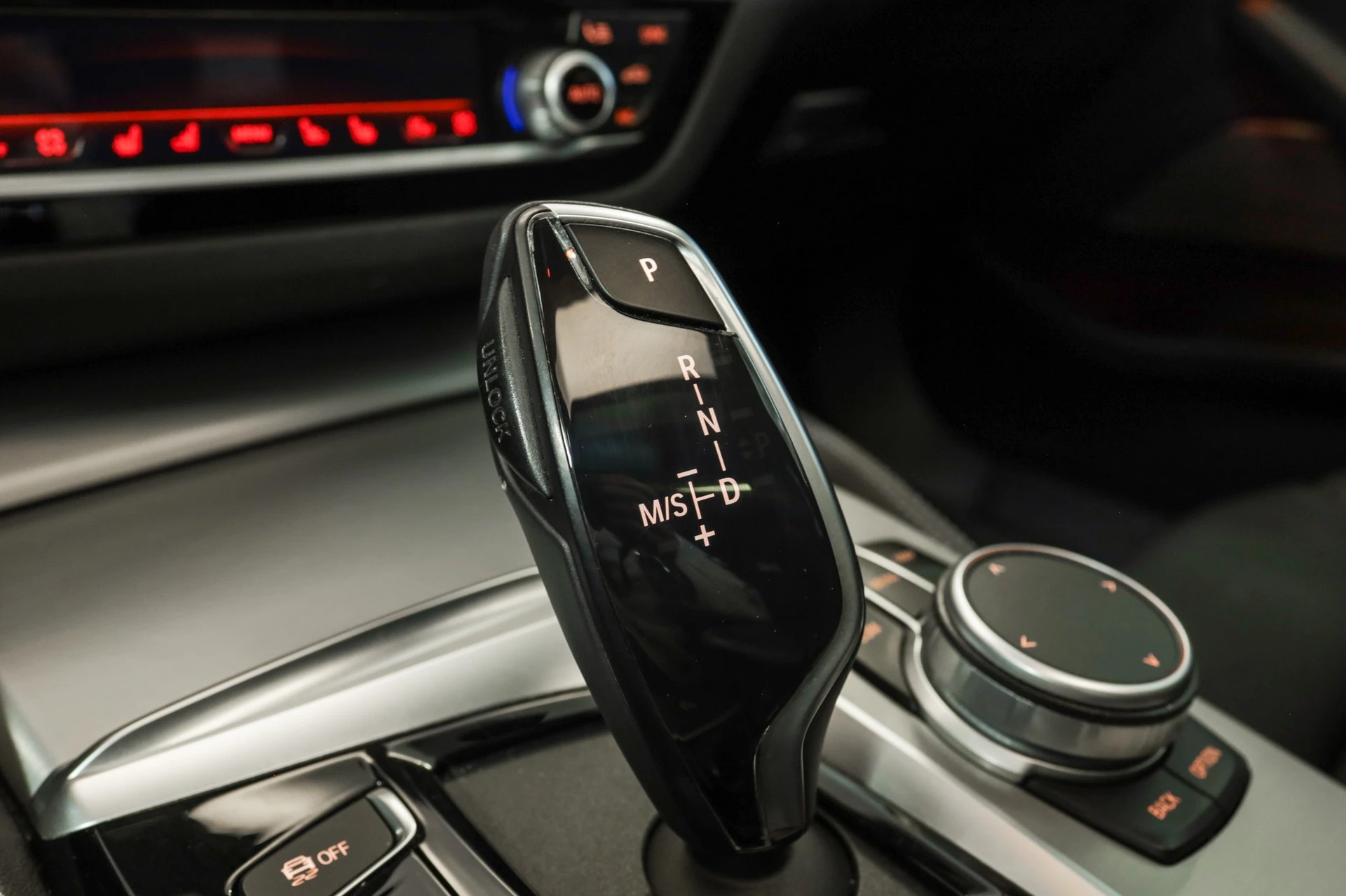 BMW 540d xDrive Pure M Sport Edition Steptronic Head-Up Display • Toit ouvrant • Harman Kardon-image-17