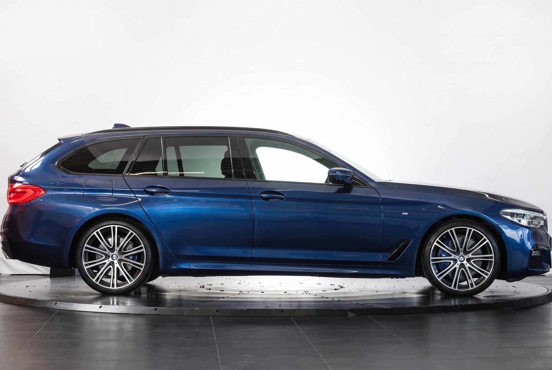BMW 540d xDrive Pure M Sport Edition Steptronic Head-Up Display • Toit ouvrant • Harman Kardon-image-6