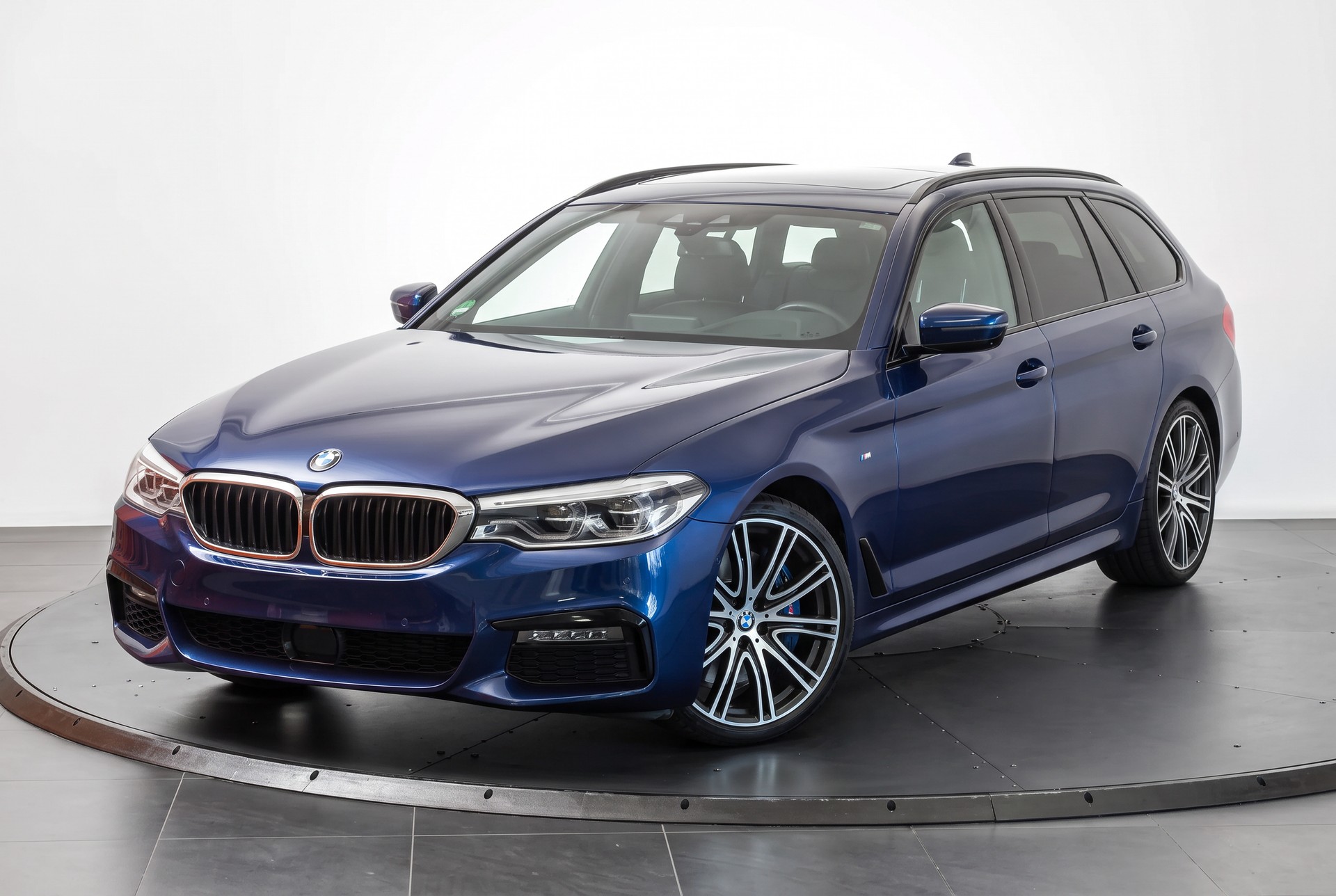 BMW 540d xDrive Pure M Sport Edition Steptronic Head-Up Display • Toit ouvrant • Harman Kardon-image-4