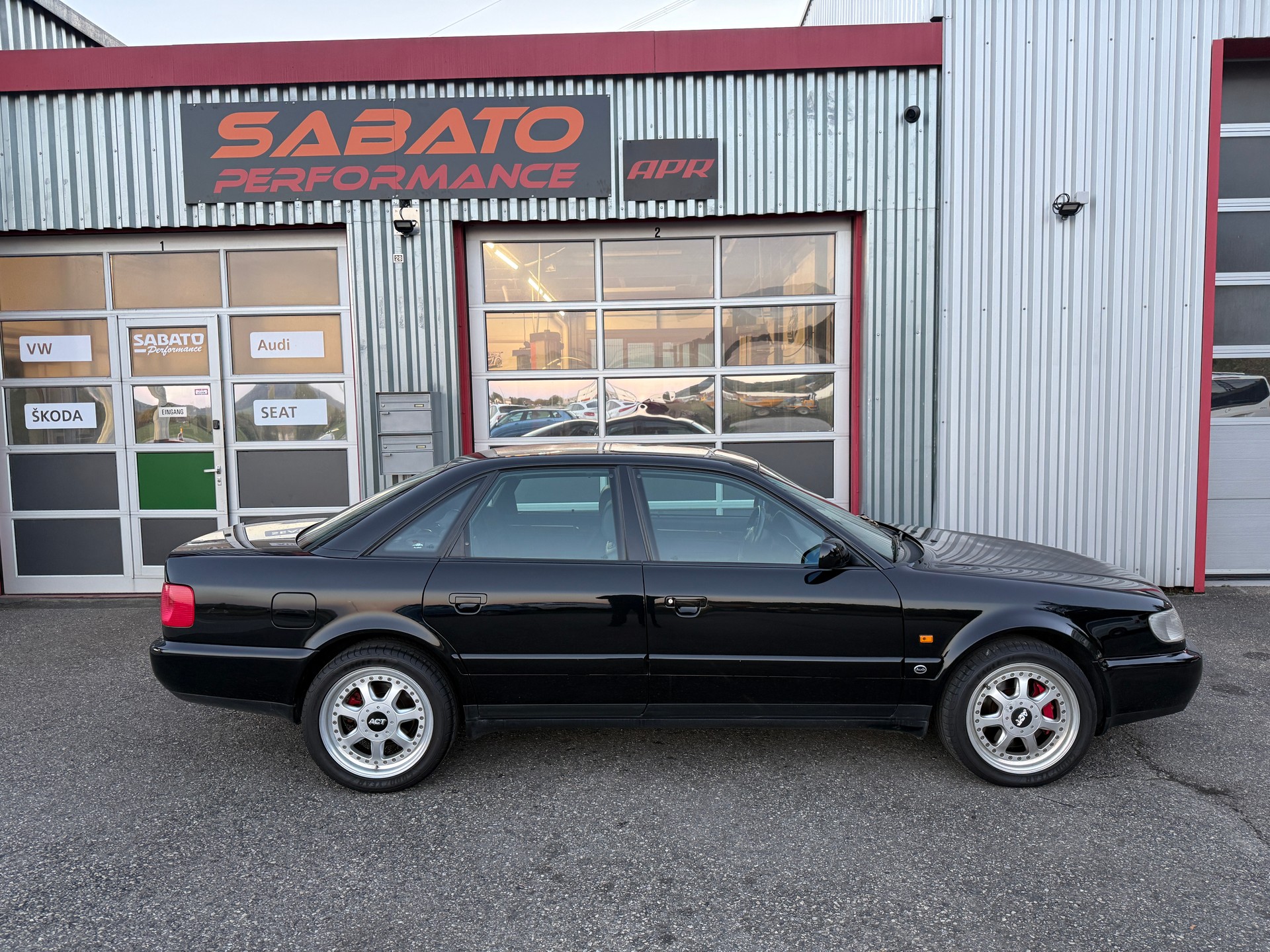 AUDI S6 quattro 4.2 plus-image-0