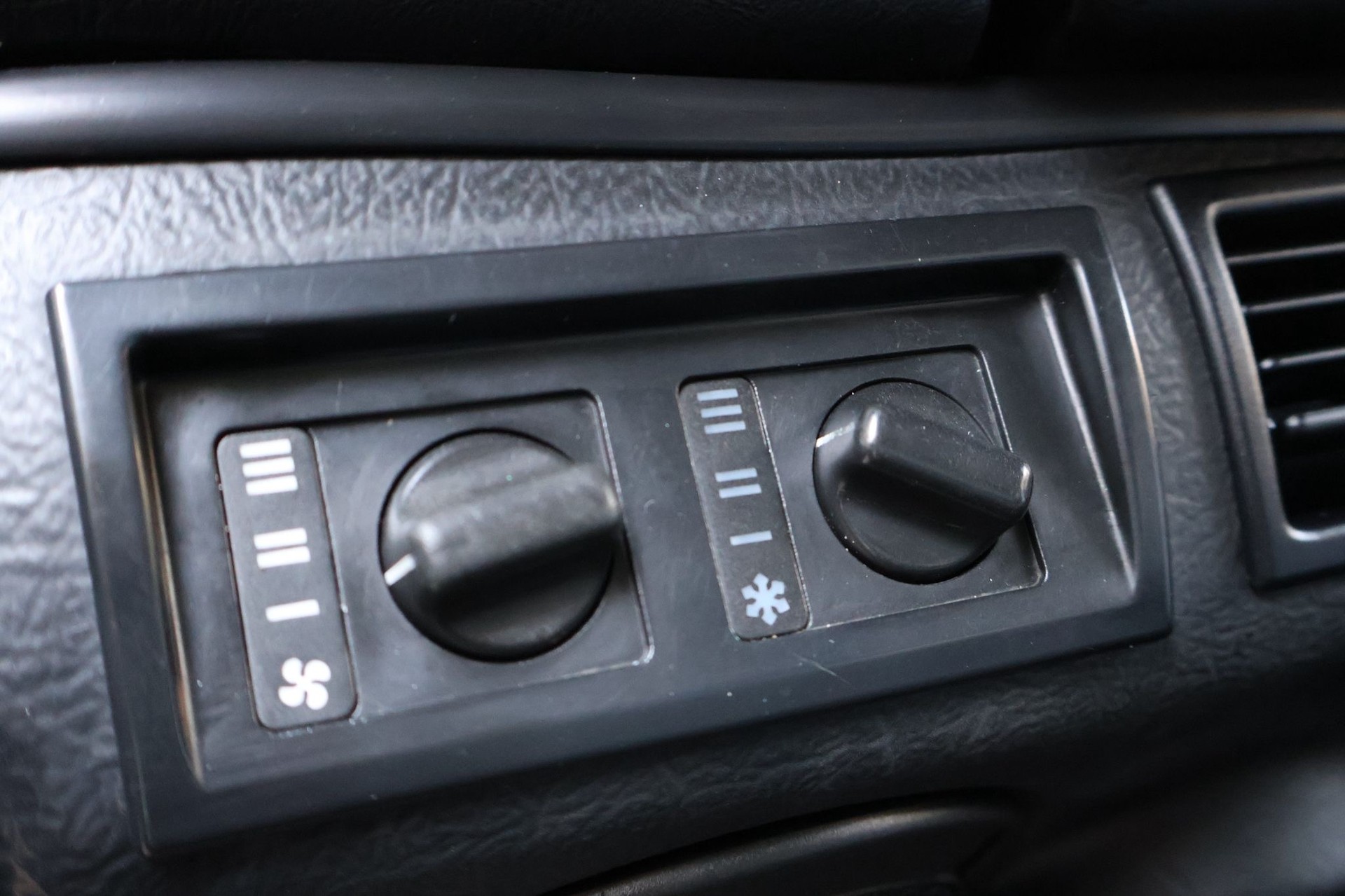 LAND ROVER DEFENDER-image-10