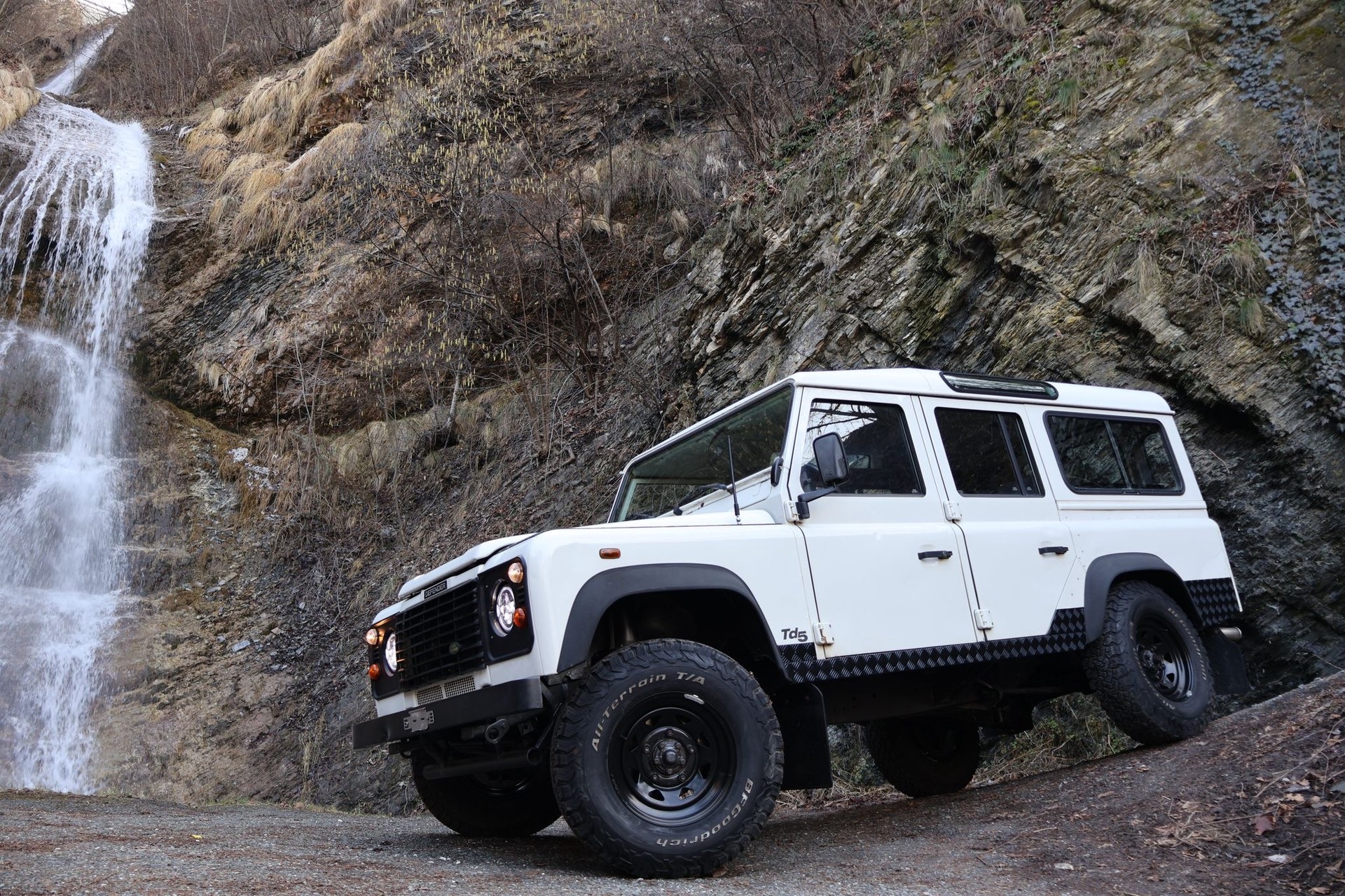 LAND ROVER DEFENDER-image-0