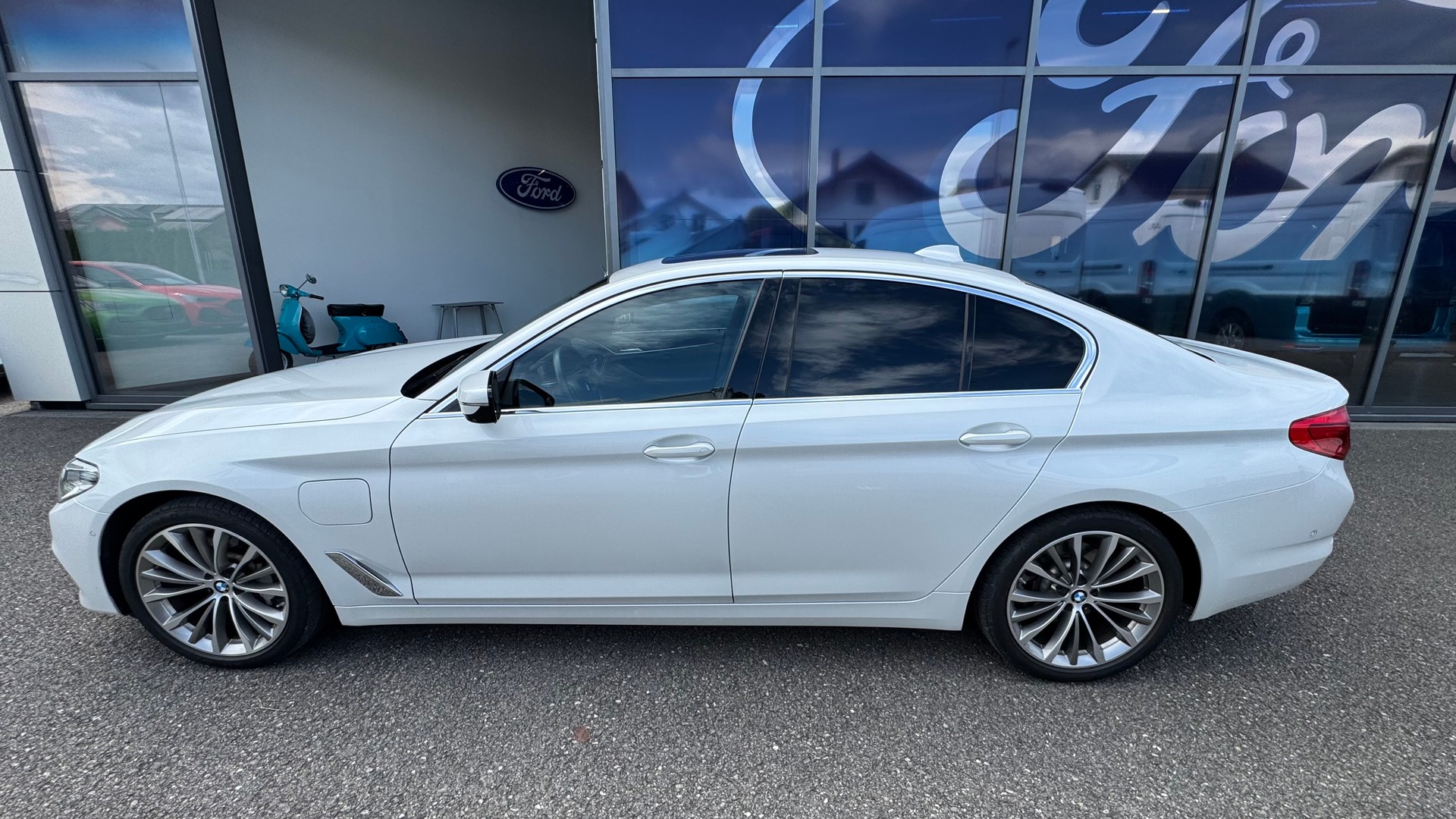 BMW 530e xDrive-image-2
