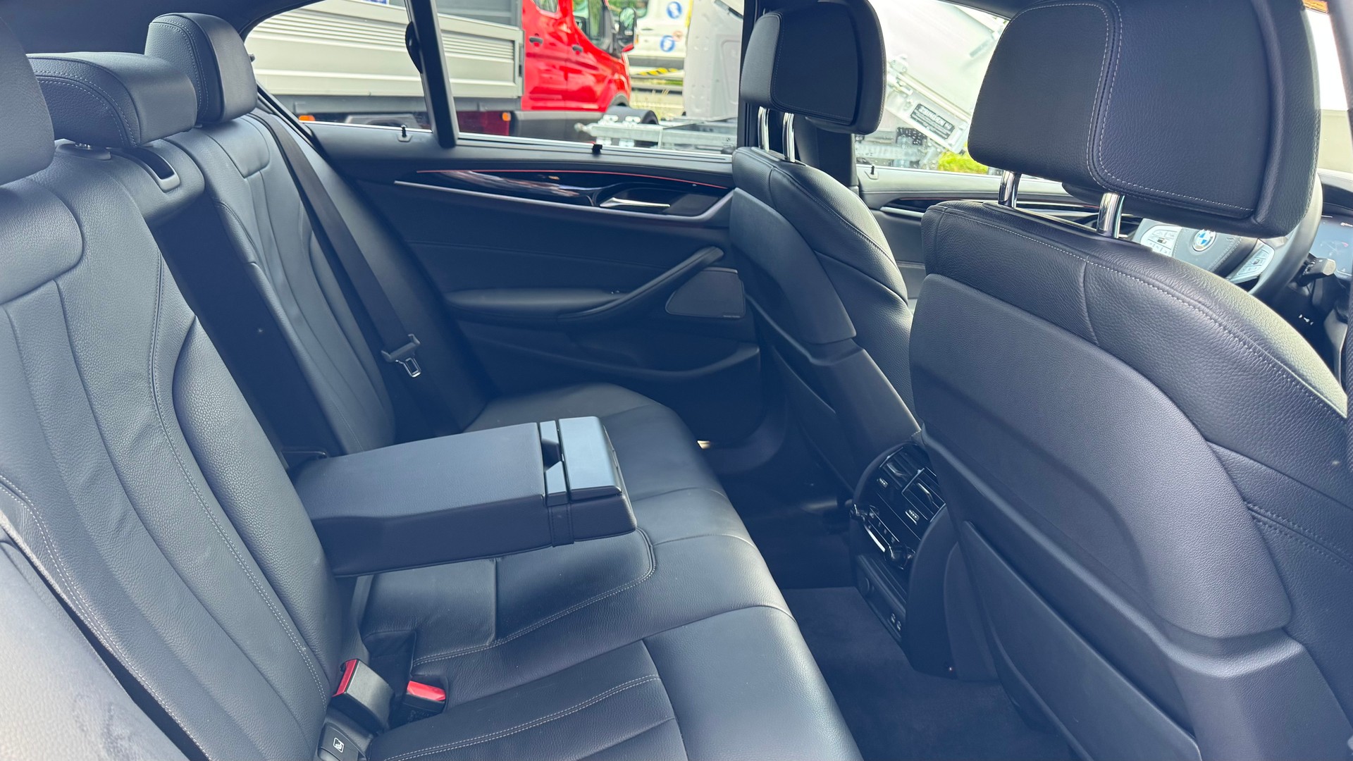 BMW 530e xDrive-image-10