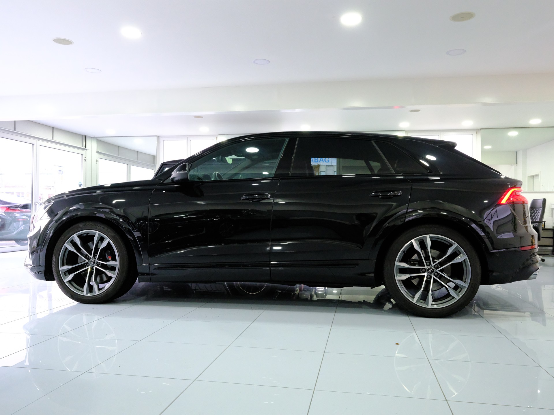 AUDI SQ8 TFSI quattro tiptronic *Premiumpaket* *Assistenzpaket plus* *Pano*-image-4