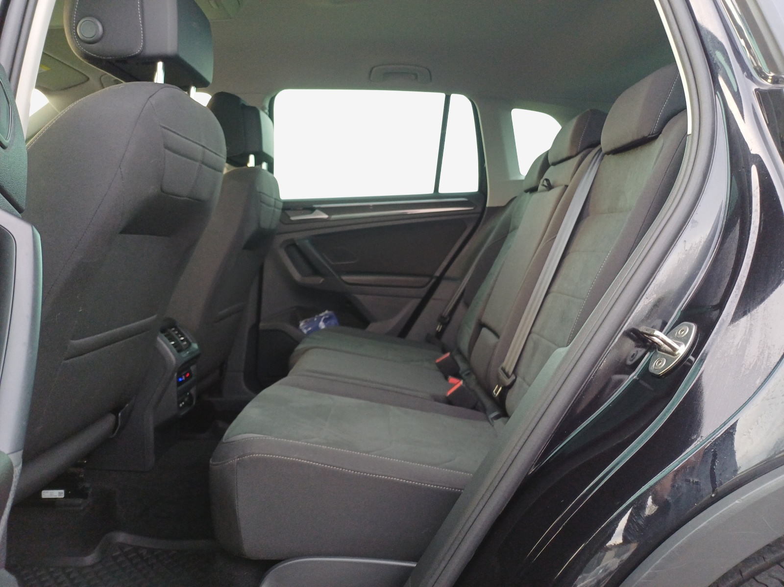 VW Tiguan 2.0 TDI SCR Elegance 4Motion DSG-image-11