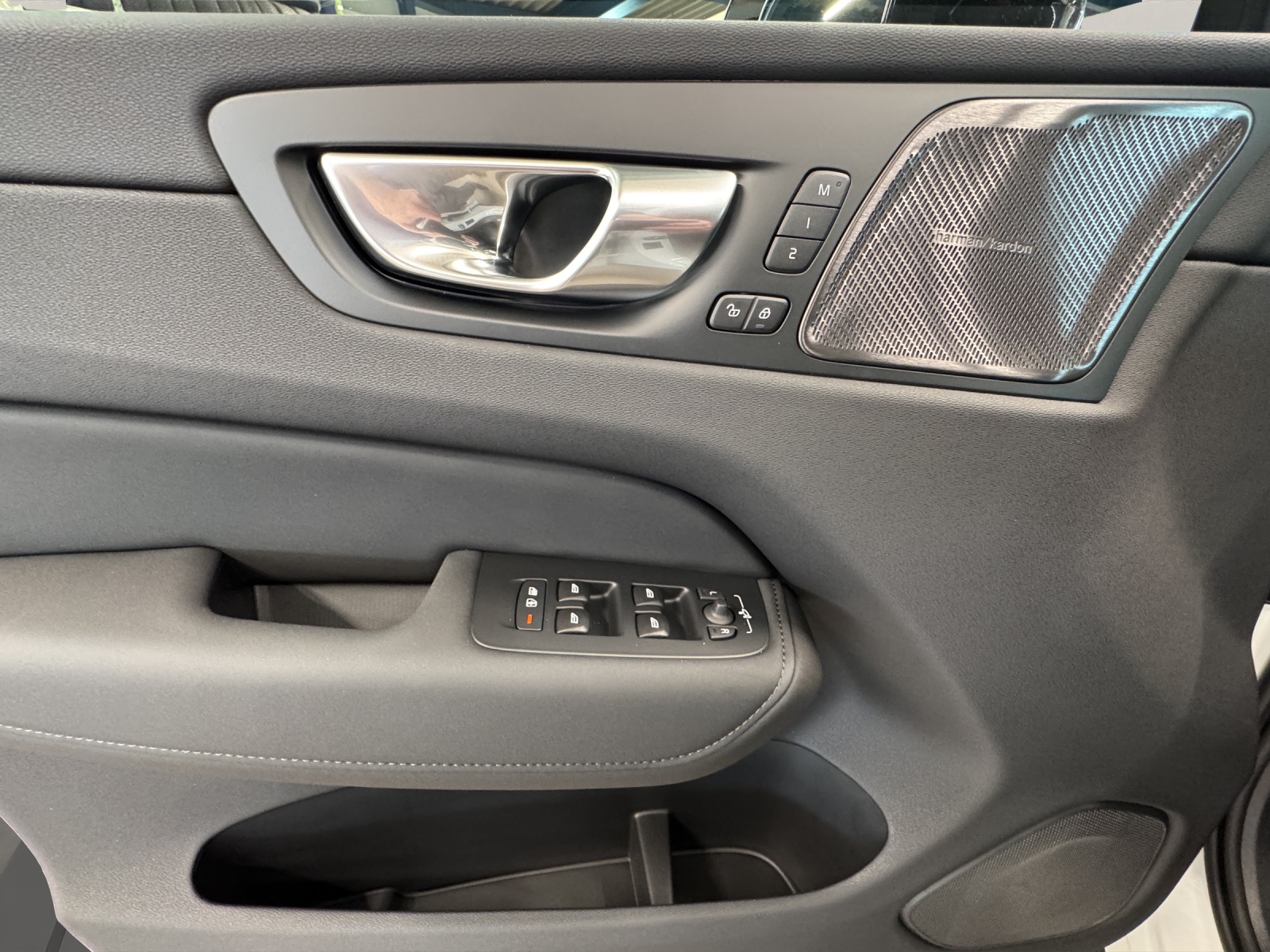 VOLVO XC60 2.0 T8 TE Ultra Dark eAWD-image-12