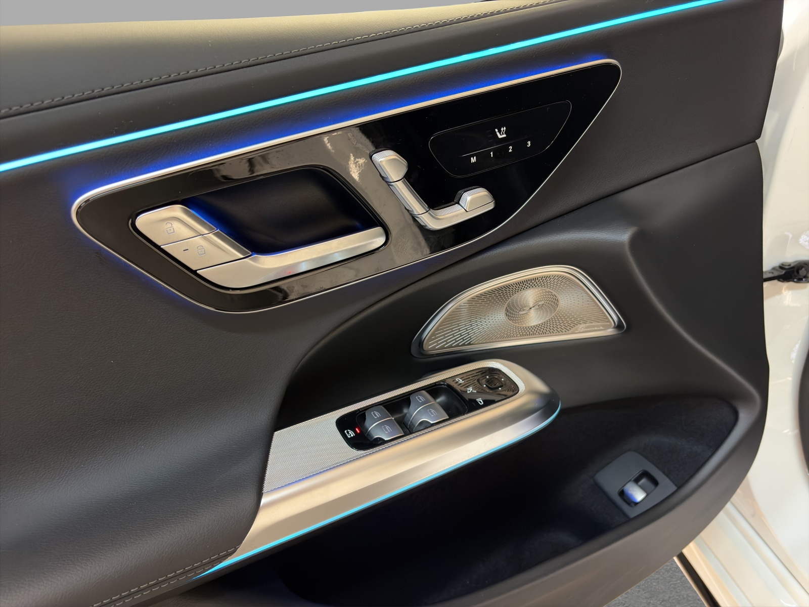 MERCEDES-BENZ E 450 d 4M - AMG / 360 Grad Kamera / Digital Light / Panorama-Dach-image-14