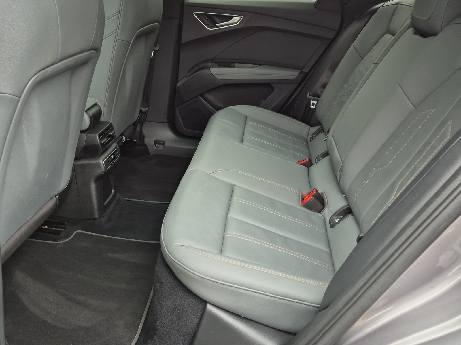 AUDI Q4 e-tron 50 quattro-image-12