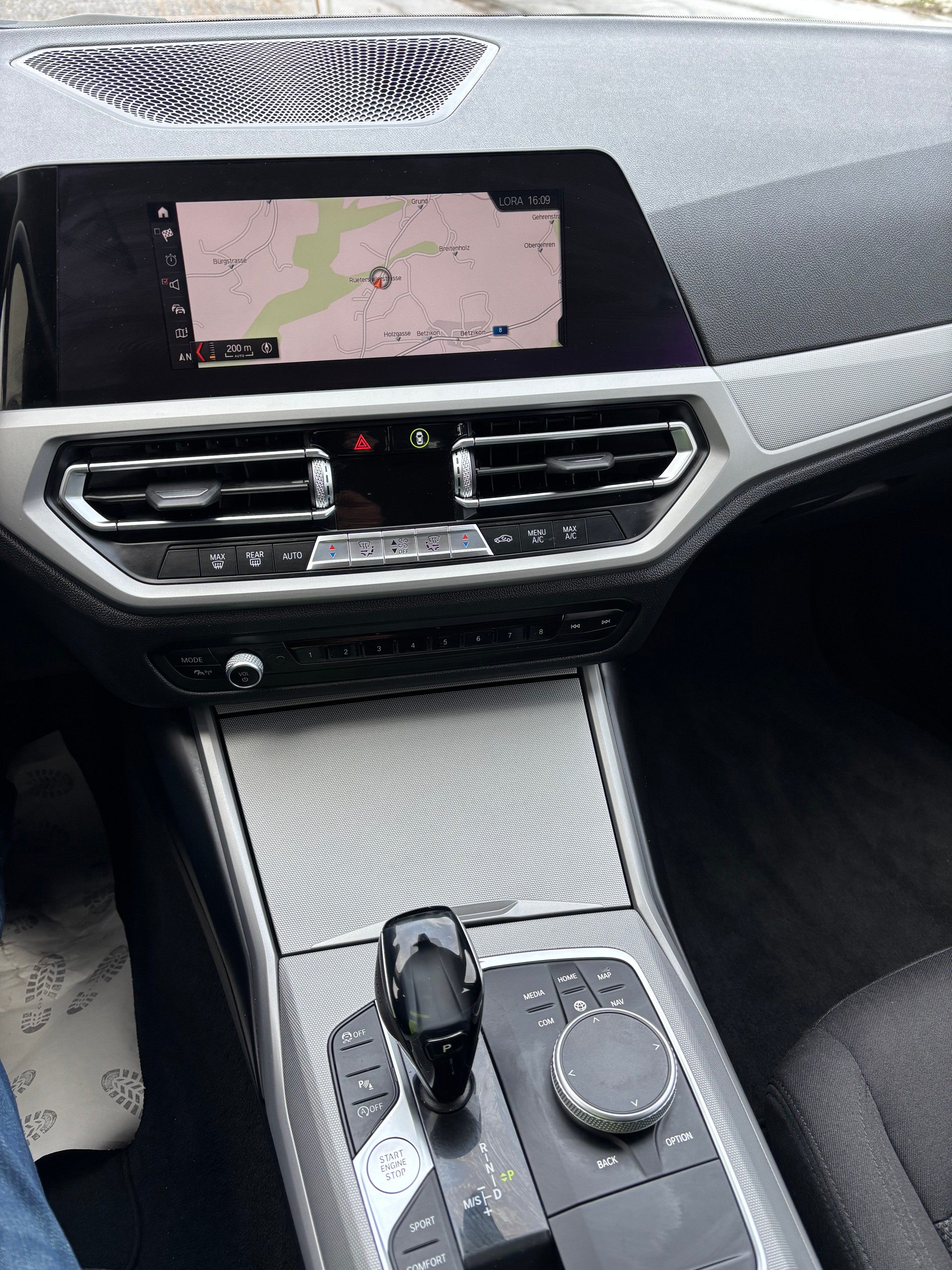 BMW 320d xDrive Touring Steptronic-image-12