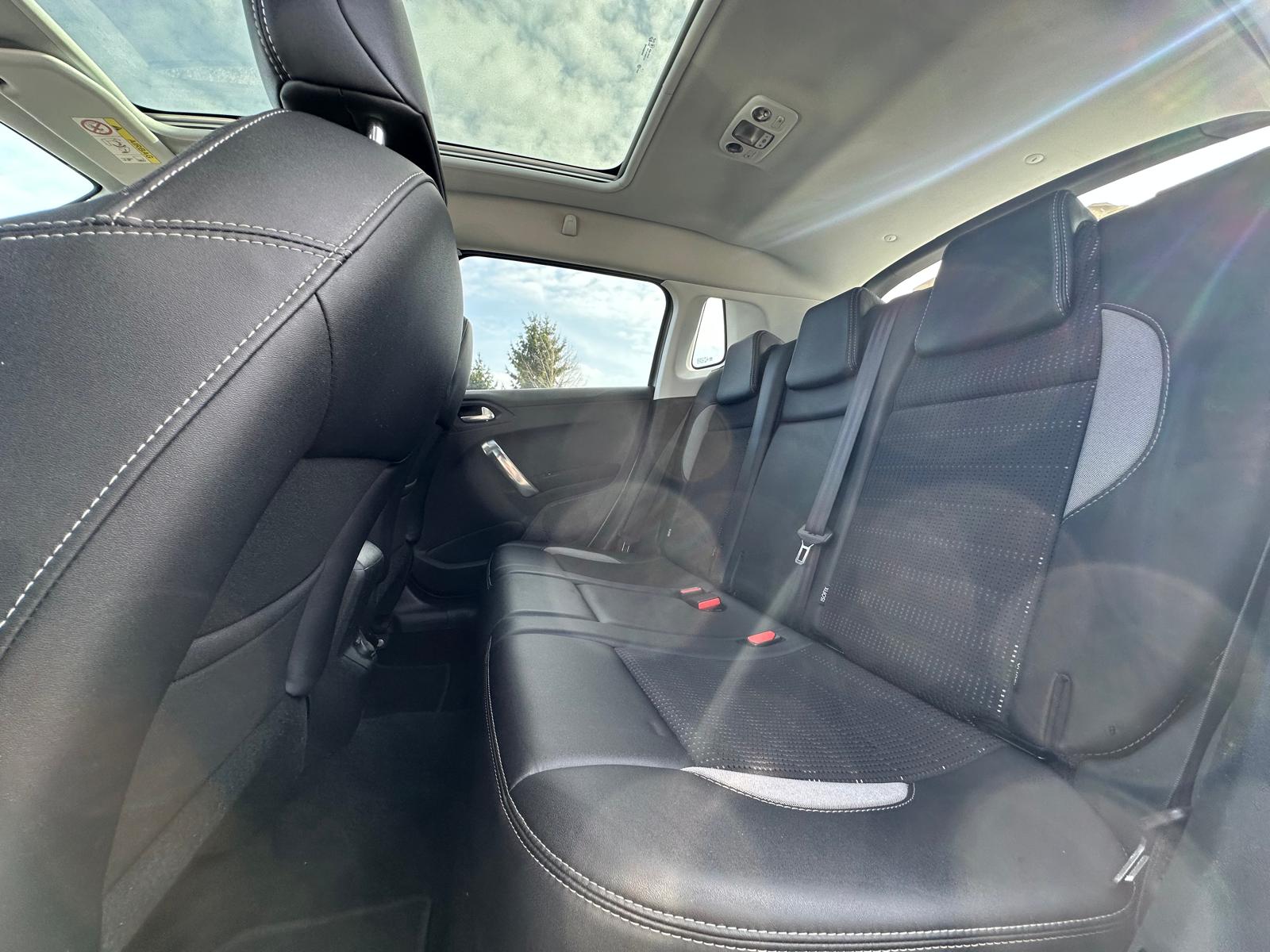 PEUGEOT 2008 1.6 e-HDi Allure-image-9
