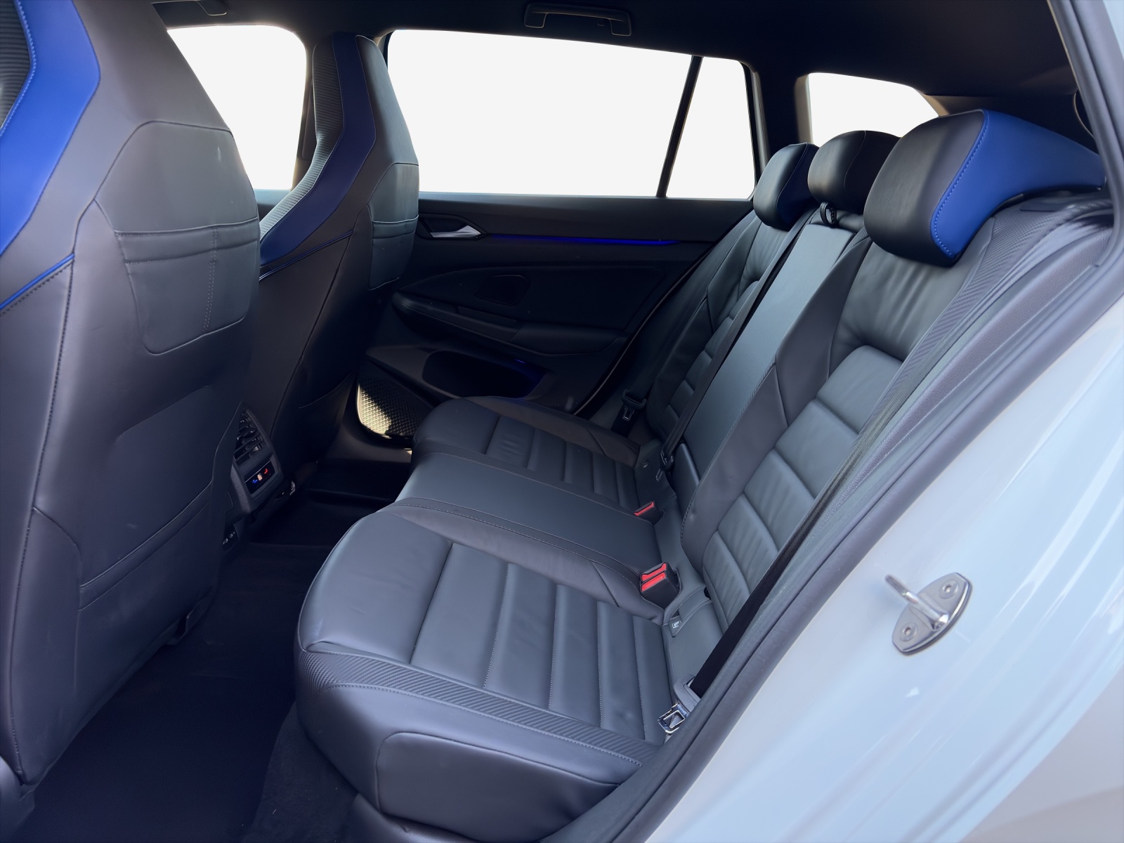 VW Golf Variant 2.0 TSI R DSG 4Motion-image-11