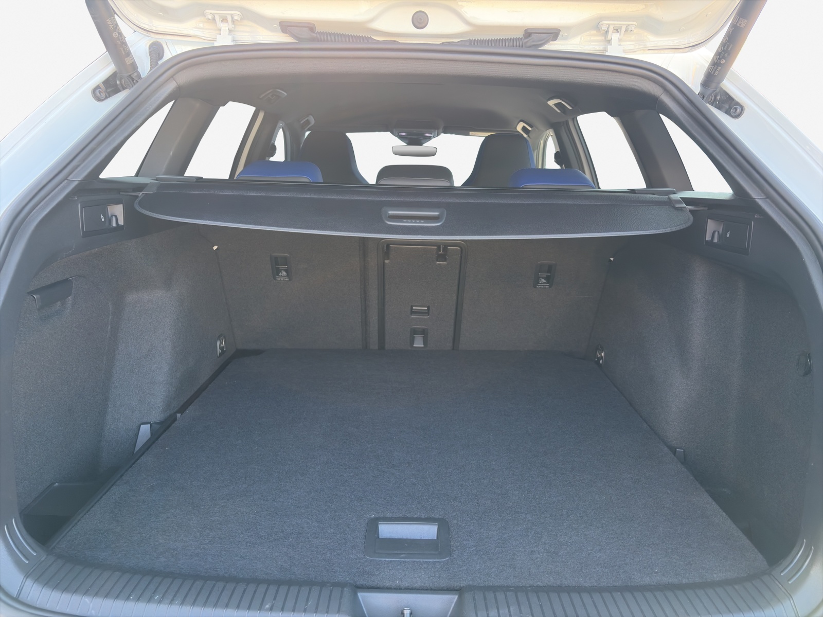 VW Golf Variant 2.0 TSI R DSG 4Motion-image-12
