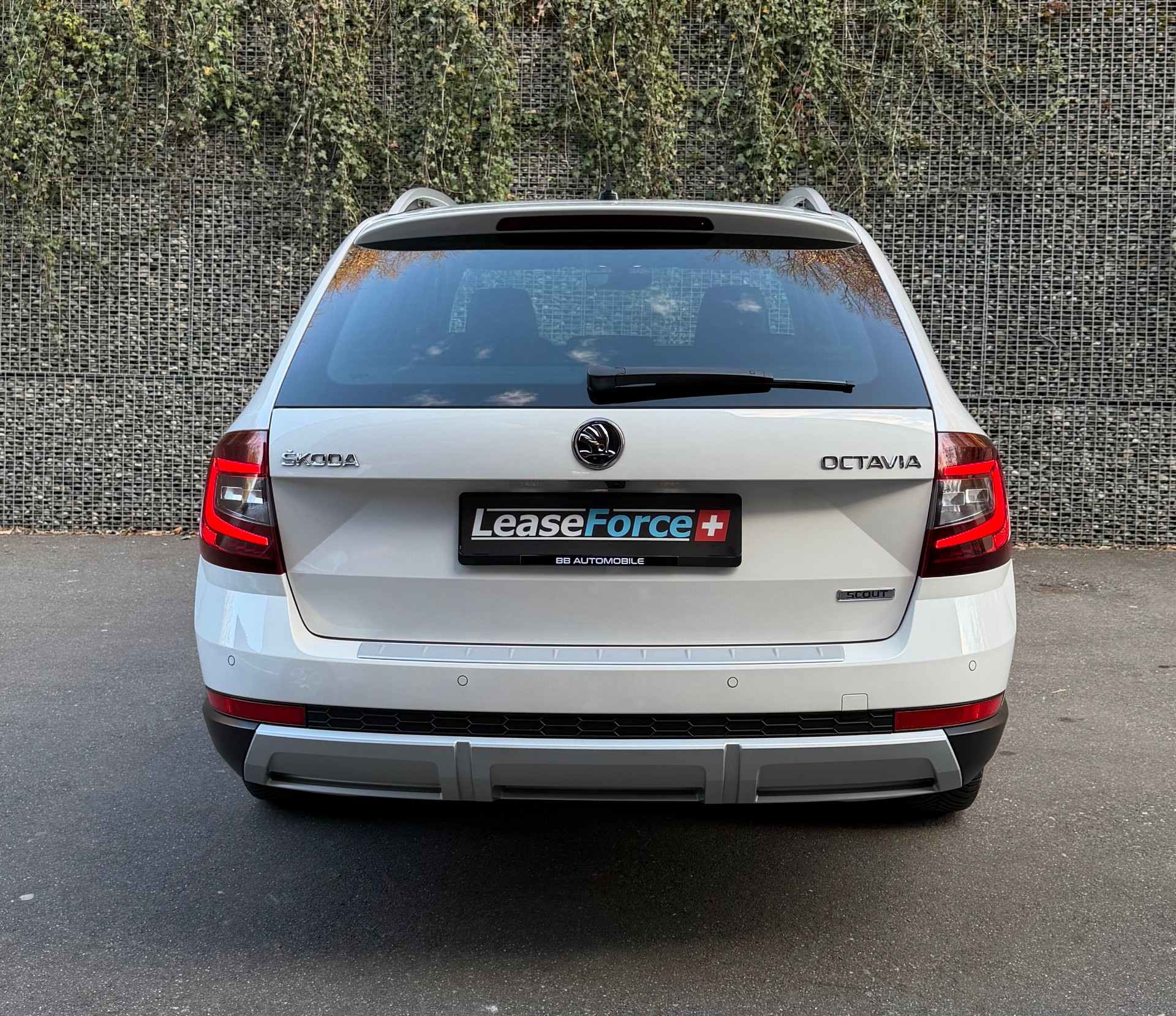 SKODA Octavia Combi 2.0 TDI Scout 4x4 DSG Leasing ab 295.--image-3