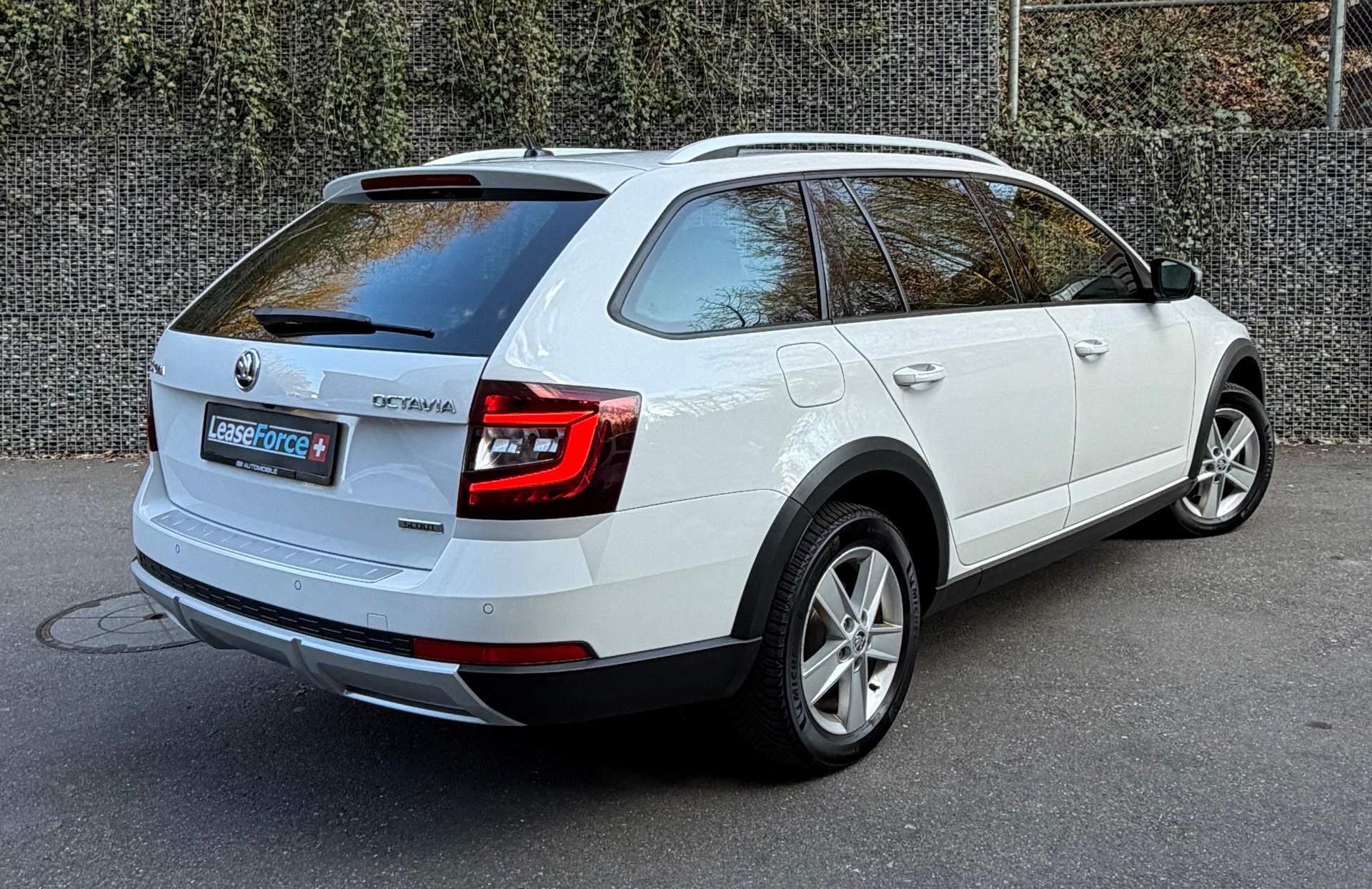 SKODA Octavia Combi 2.0 TDI Scout 4x4 DSG Leasing ab 295.--image-4