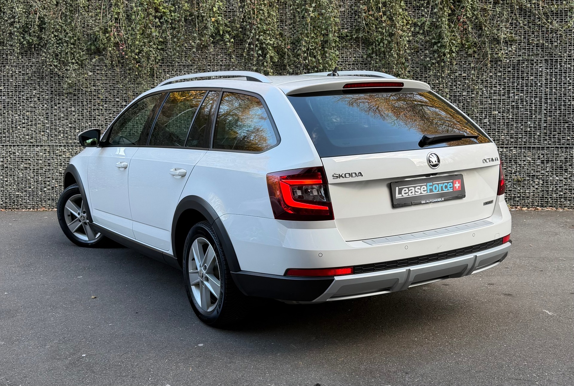 SKODA Octavia Combi 2.0 TDI Scout 4x4 DSG Leasing ab 295.--image-2