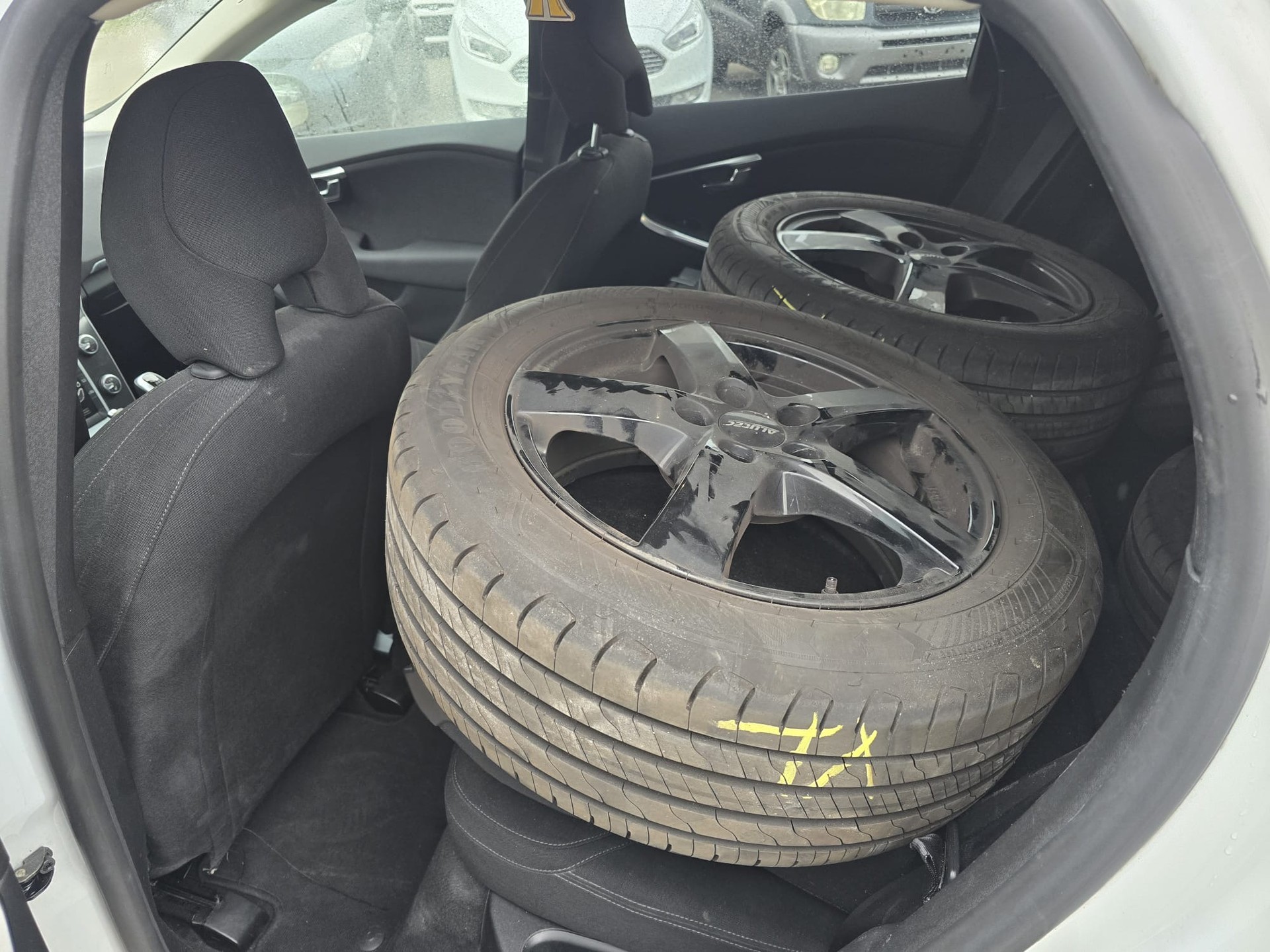 VOLVO V40 D2 Summum R-Design-image-13