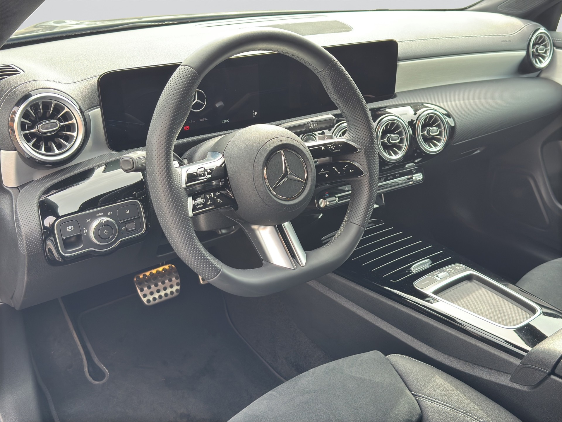 MERCEDES-BENZ CLA 200 AMG Night 7G-DCT-image-6
