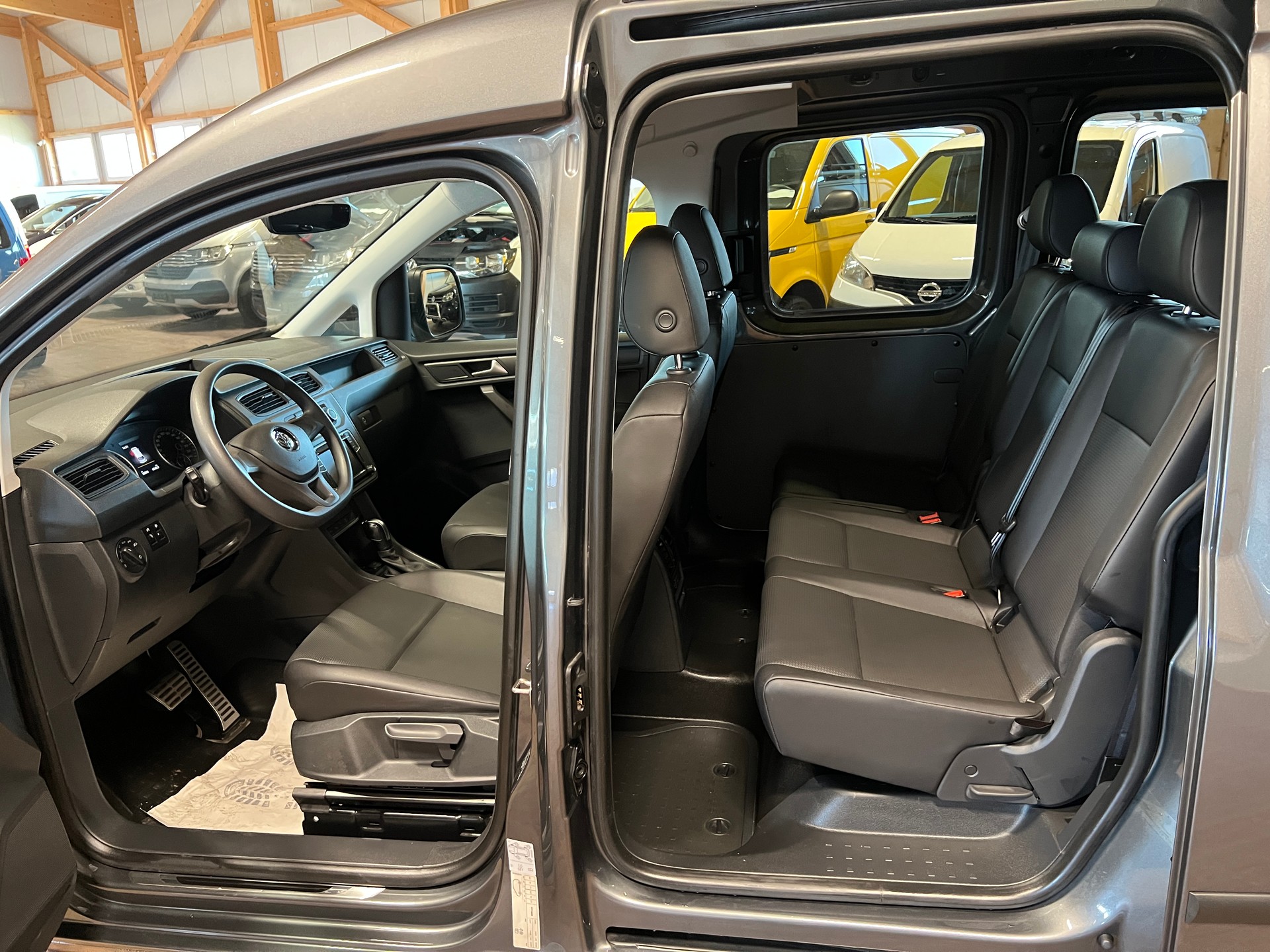 VW Caddy 2.0TDI 4Motion BlueMotion Technology DSG-image-9