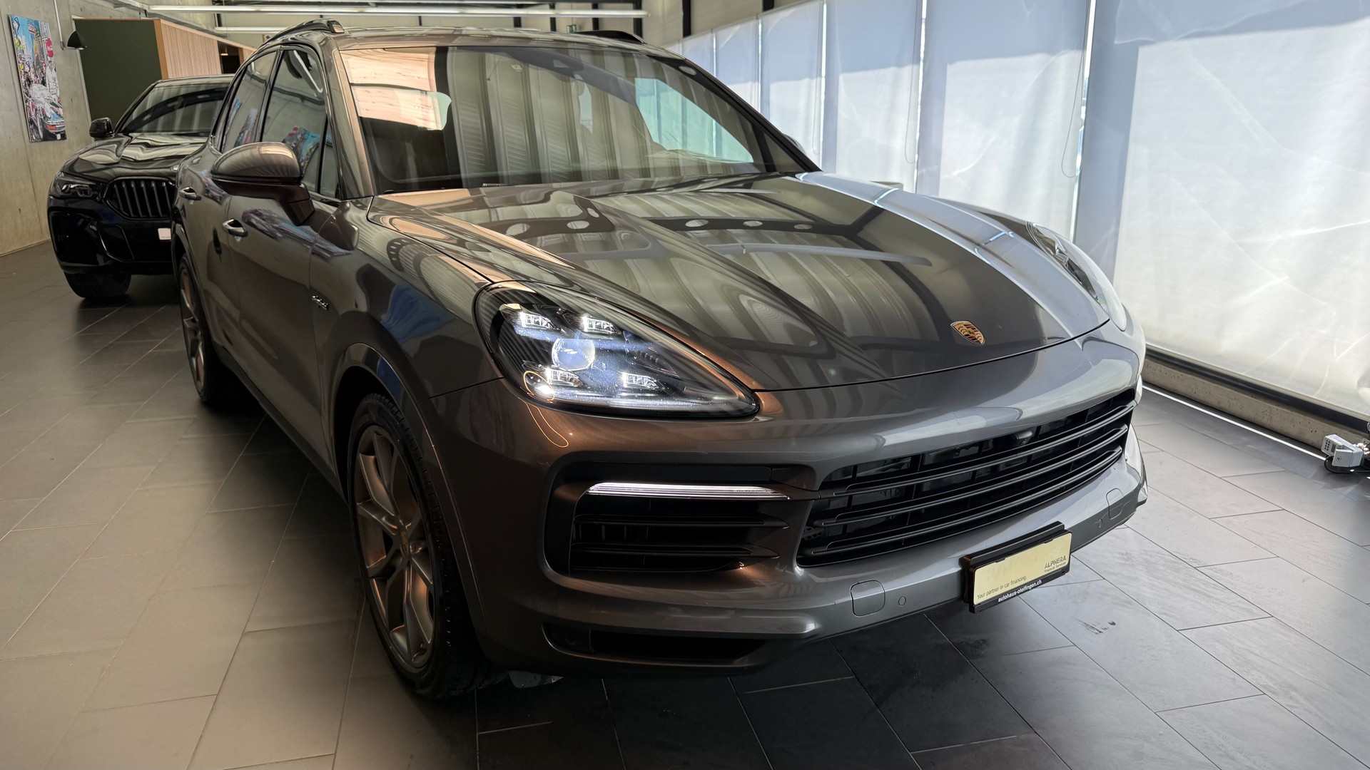 PORSCHE Cayenne 3.0 V6 E-Hybrid-showroom-element-1