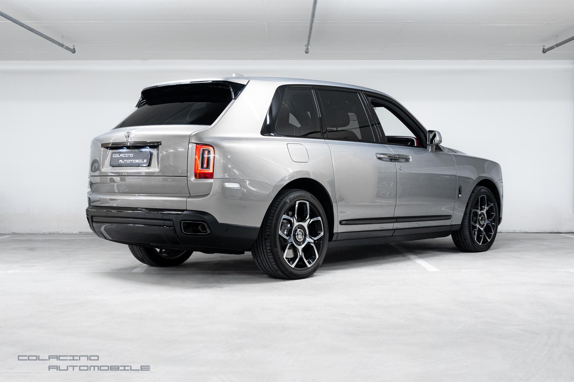 ROLLS-ROYCE Cullinan 6.7 V12 Black Badge-showroom-element-1