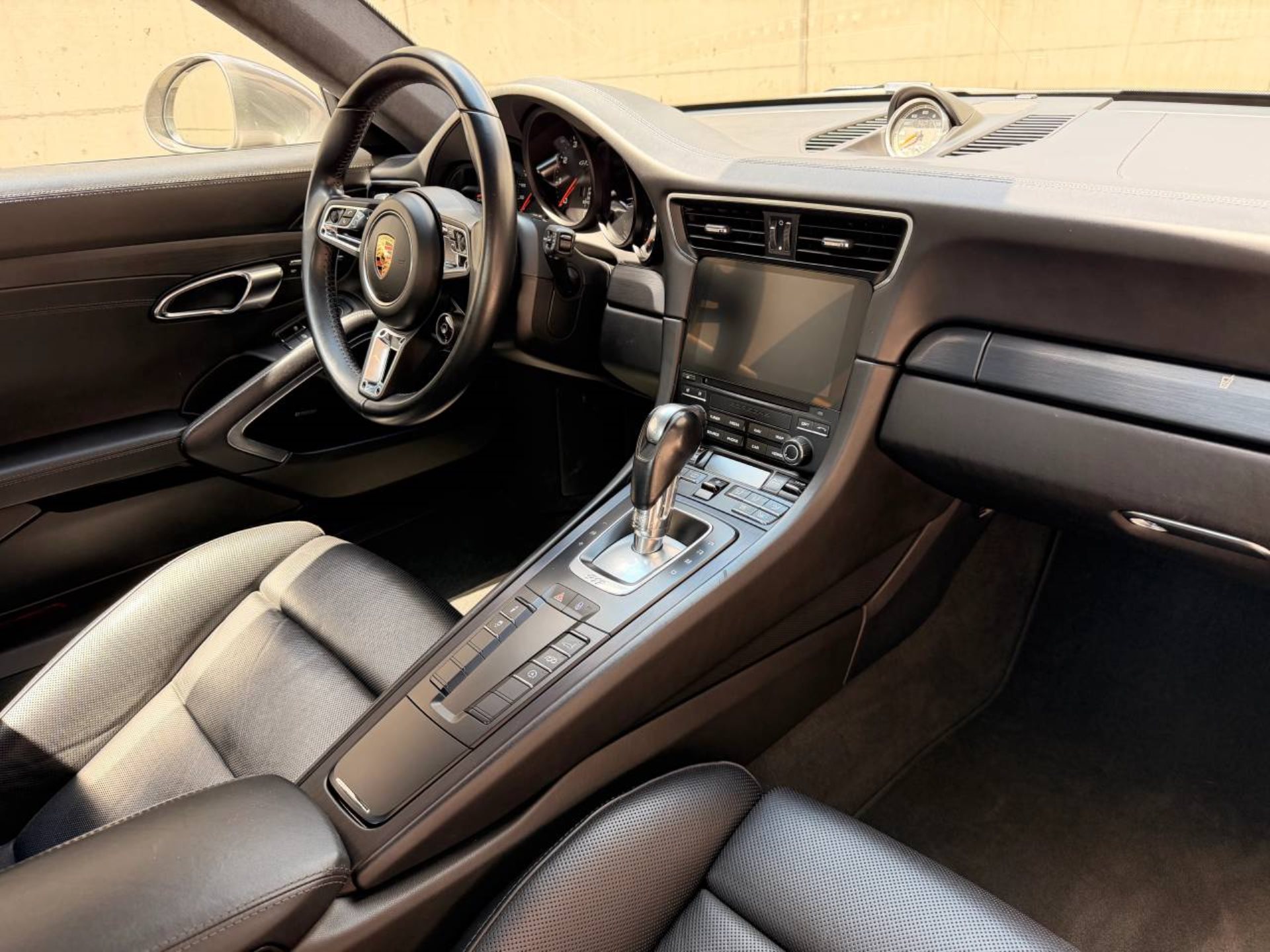 PORSCHE 911 Carrera 4 GTS-image-25