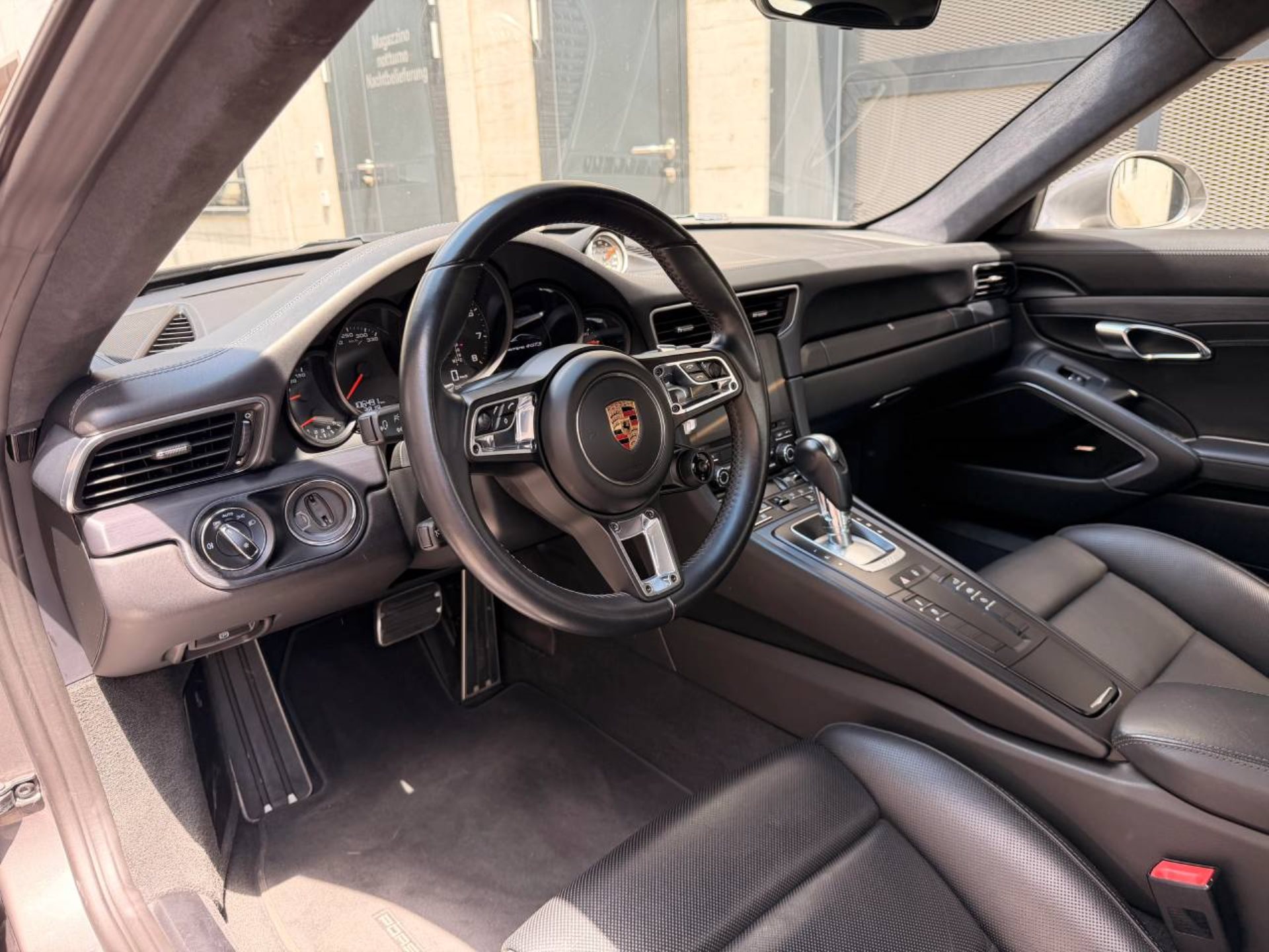 PORSCHE 911 Carrera 4 GTS-image-3