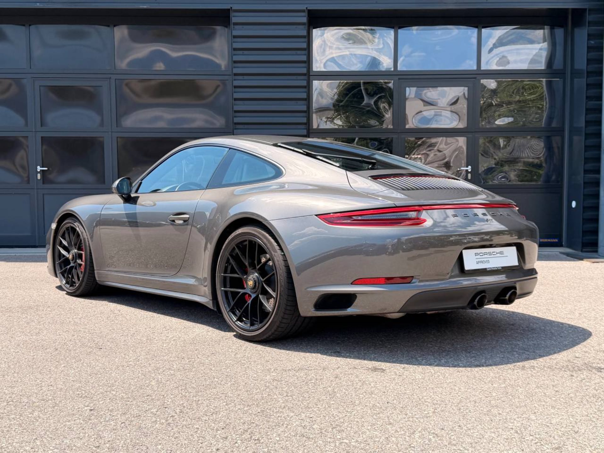 PORSCHE 911 Carrera 4 GTS-image-2