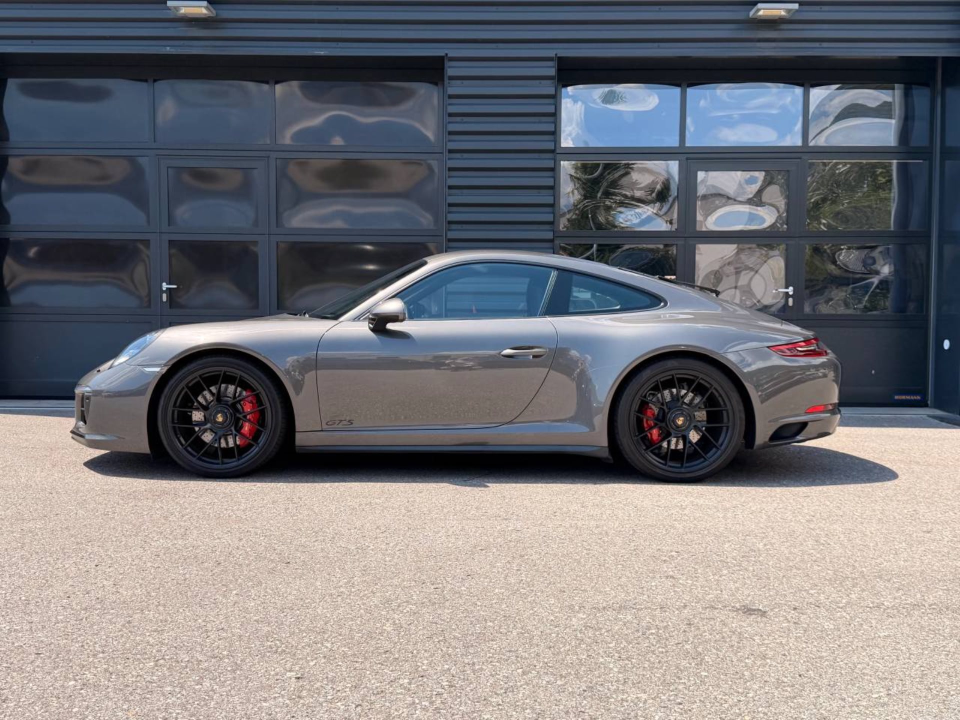 PORSCHE 911 Carrera 4 GTS-image-1