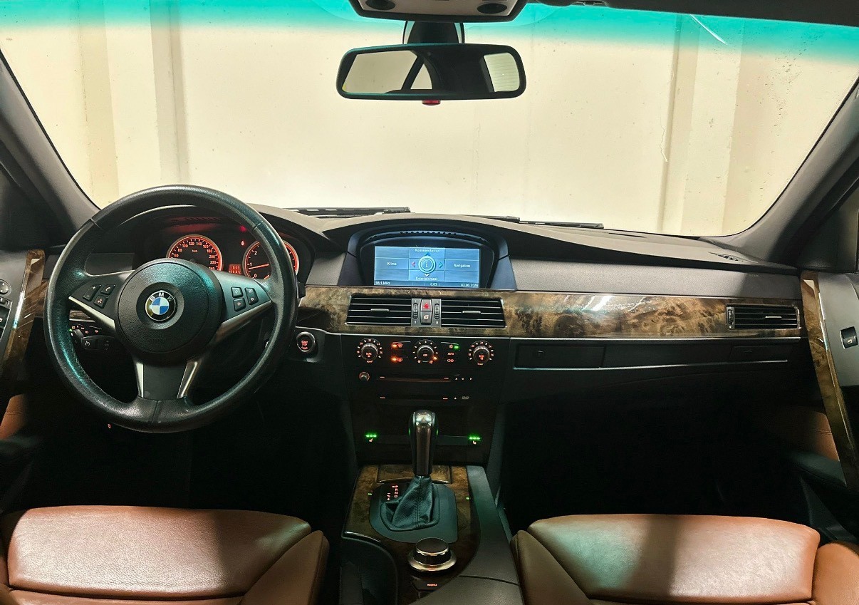 BMW 540i-image-11