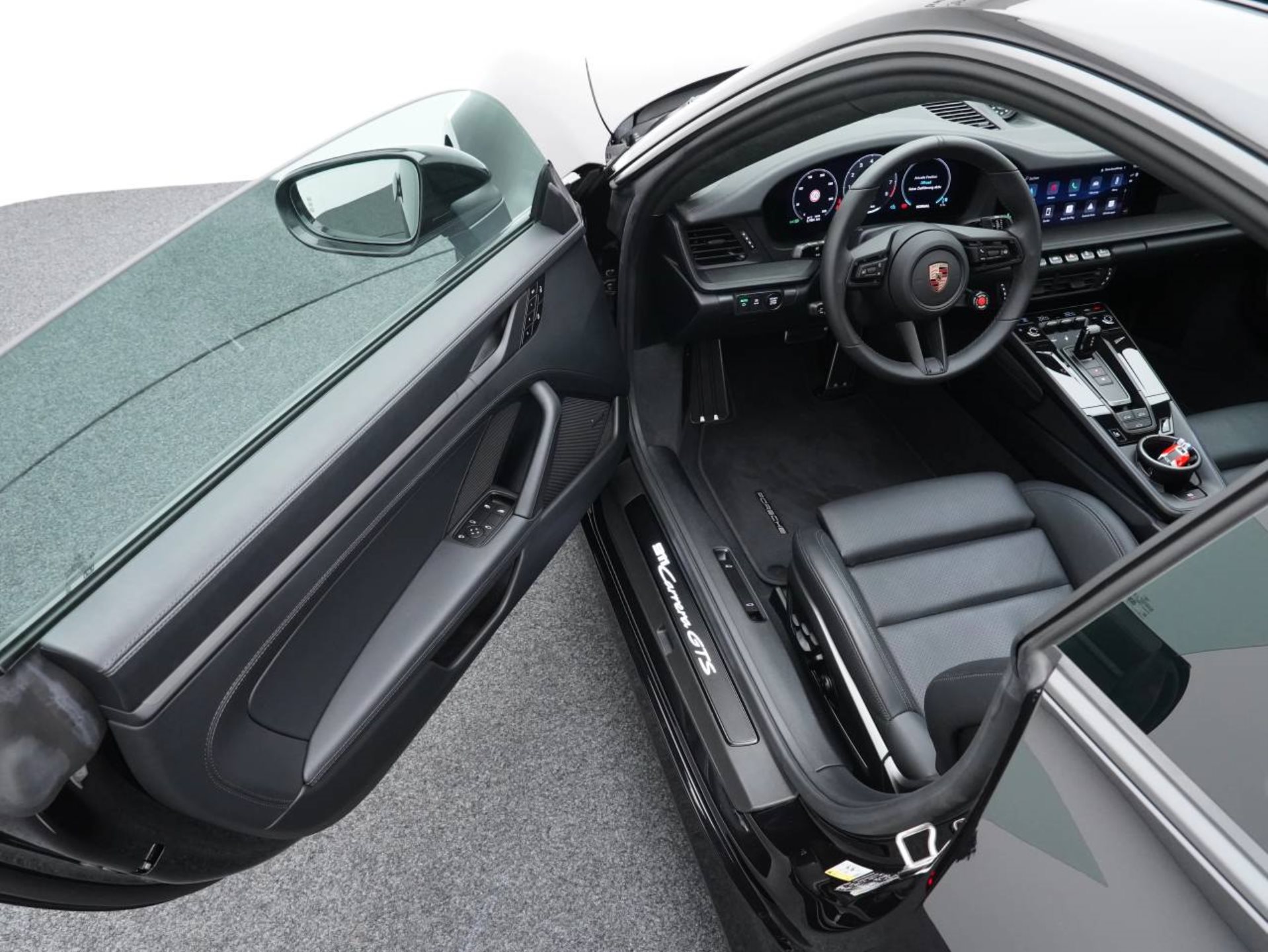 PORSCHE 911 Carrera GTS-image-3