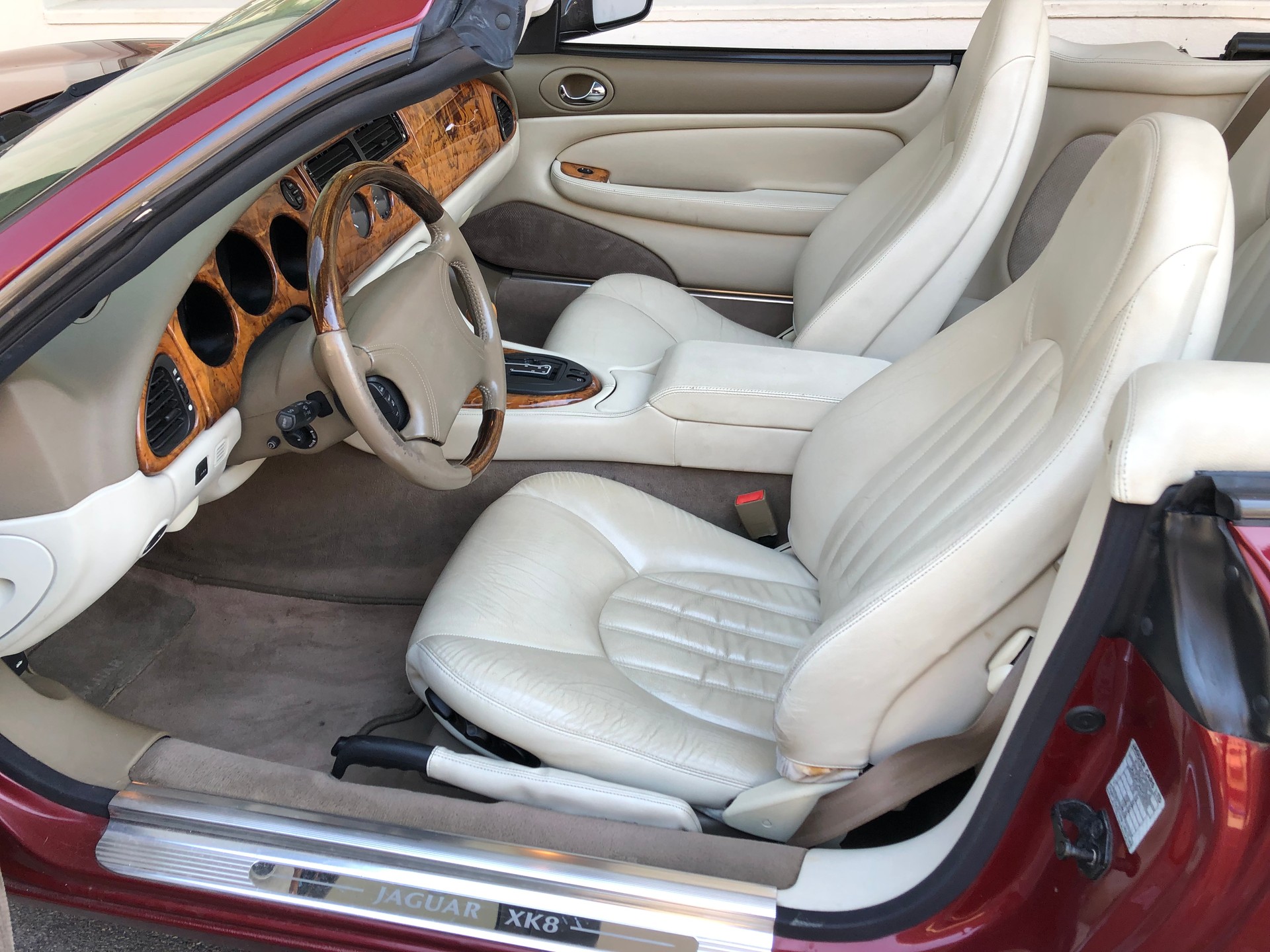 JAGUAR XK8 Convertible-image-10
