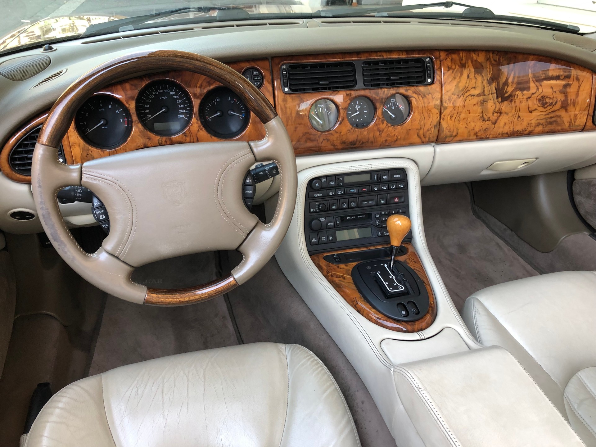 JAGUAR XK8 Convertible-image-13