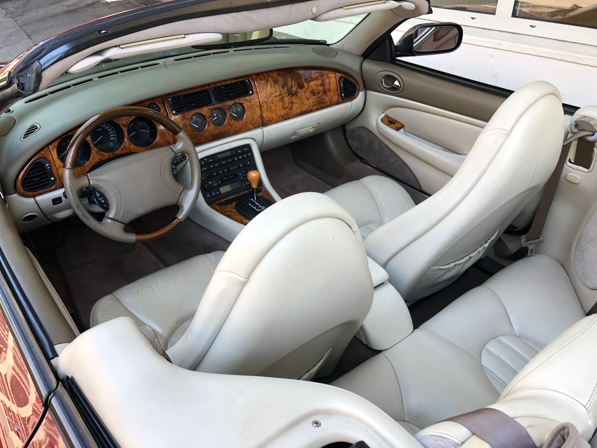 JAGUAR XK8 Convertible-image-11