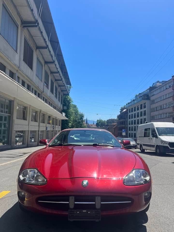 JAGUAR XK8 Convertible-image-0