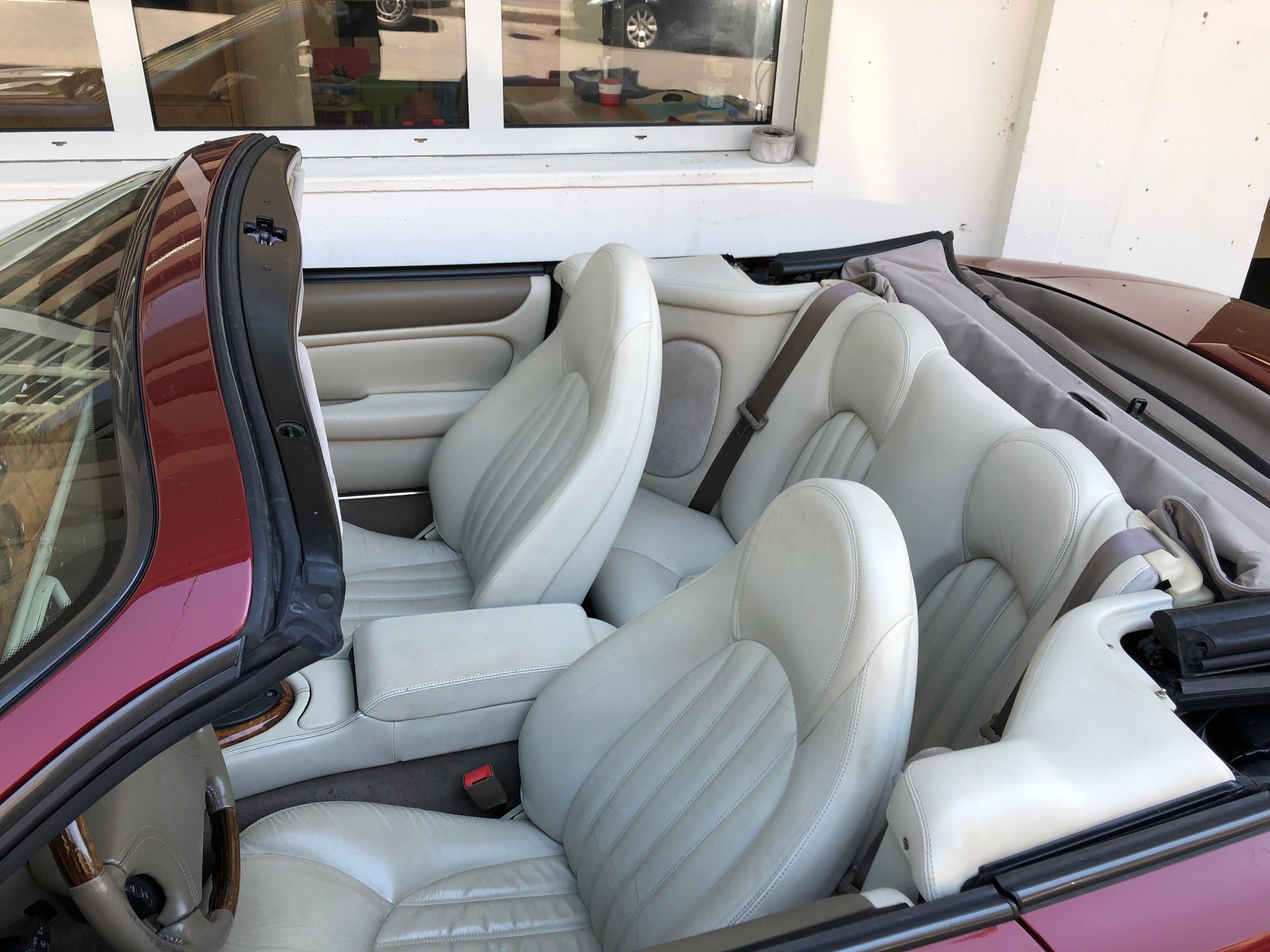 JAGUAR XK8 Convertible-image-12