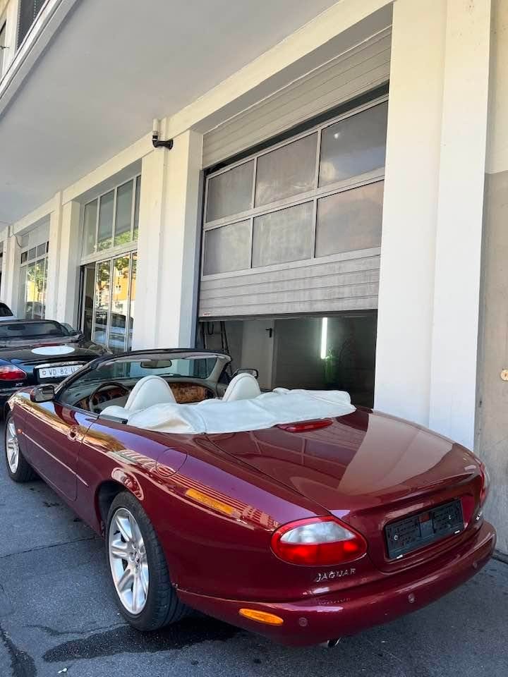 JAGUAR XK8 Convertible-image-2