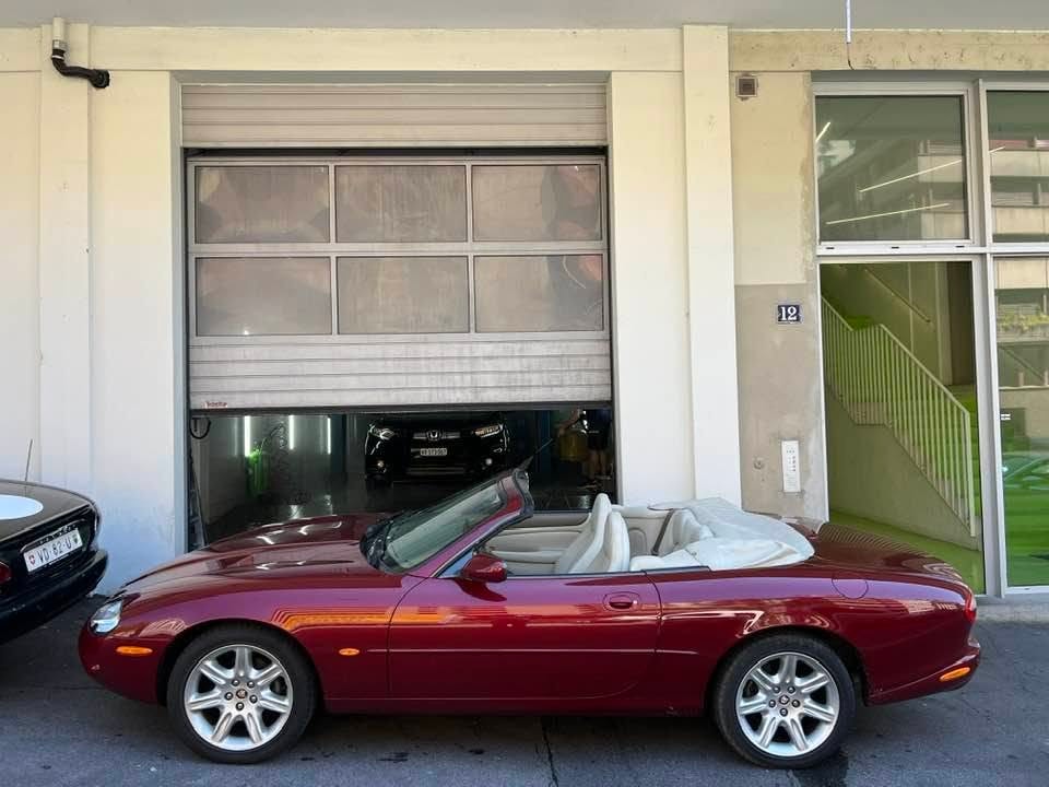 JAGUAR XK8 Convertible-image-5