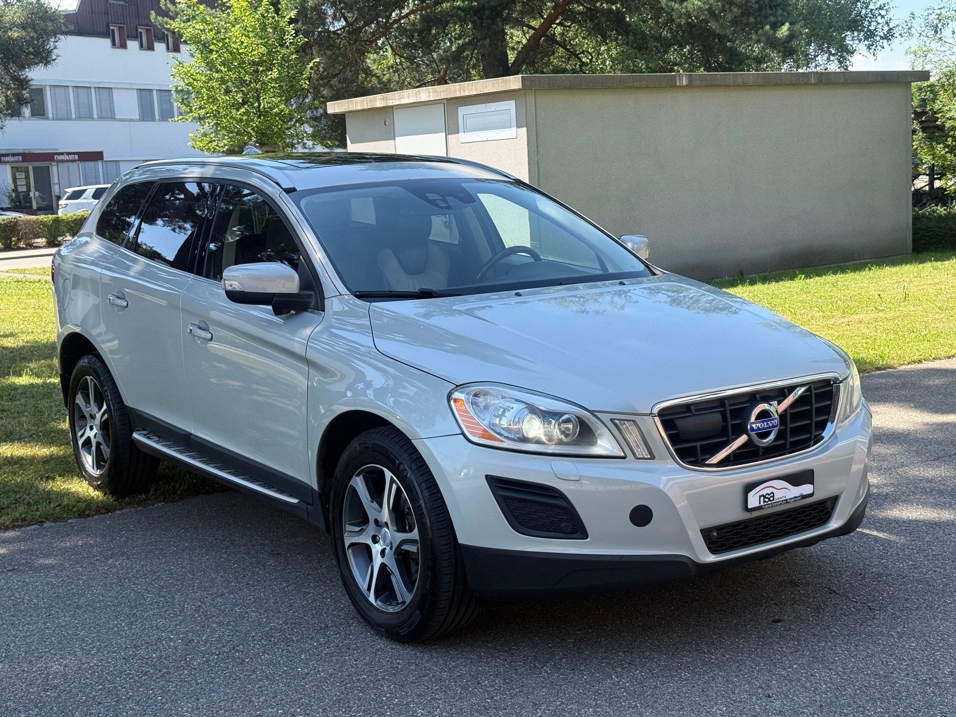 VOLVO XC60 D5 AWD R-Design Geartronic-image-1