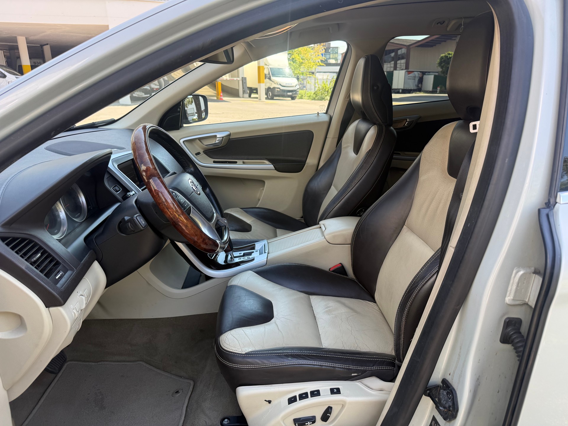 VOLVO XC60 D5 AWD R-Design Geartronic-image-6