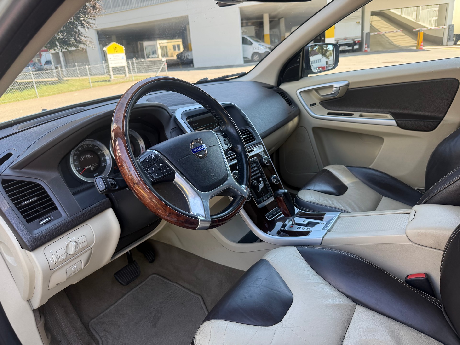 VOLVO XC60 D5 AWD R-Design Geartronic-image-7