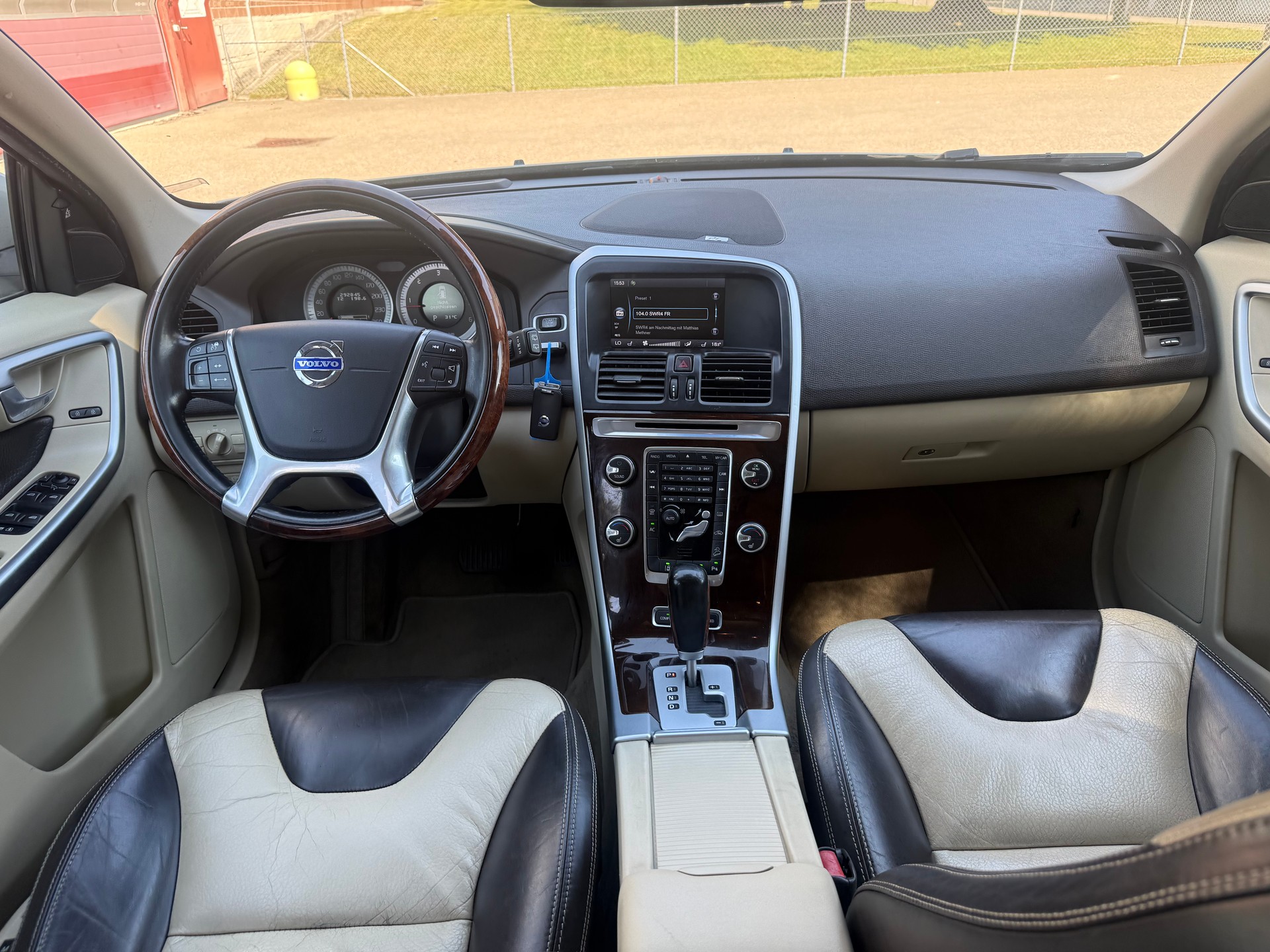 VOLVO XC60 D5 AWD R-Design Geartronic-image-9